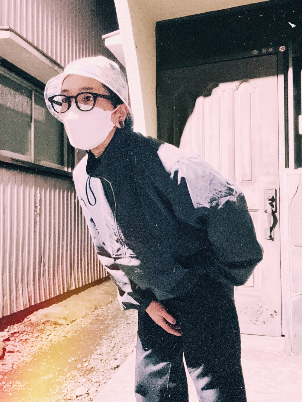 「休日スタイル、おしゃれさんと繋がりたい、黒、スニーカー、低身長、低身長好きと繋がりたい、古着MIX、コンバース、アノラック、いいね、save、フォローお願いします🤑」｜「BEAUTY&YOUTH UNITED ARROWSのBY パウダー クロス アノラック ブルゾン（ブルゾン、グレー系）」を使った、しもりょさん（メンズ・153cm）の冬コーディネートの1枚目の写真