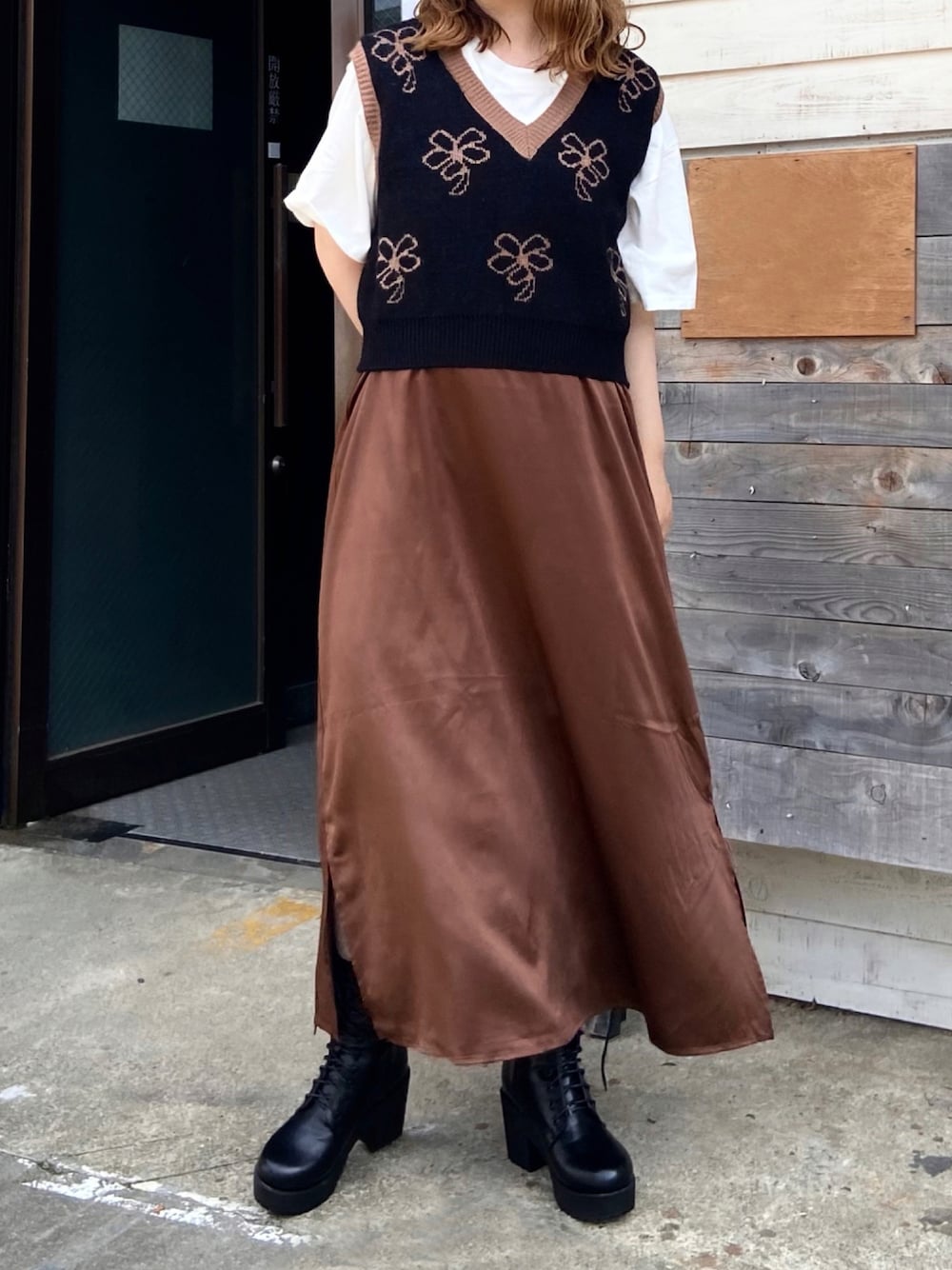 「ブーツ、Tシャツ、秋のコーデ、ベスト、レイヤードスタイル、ニットベスト、ゆるコーデ、ブラウンコーデ、大人ガーリー、淡色コーデ、韓国ファッション、ブラウン×ブラック、淡色女子、AmbreNeige、ブラウン色に染まれ」｜「MAISON DE THERESEのバイカラー　Vネックベスト（ベスト、ブラック系）」を使った、•ᴥ•  m i mさん（レディース・156cm）の秋コーディネートの1枚目の写真