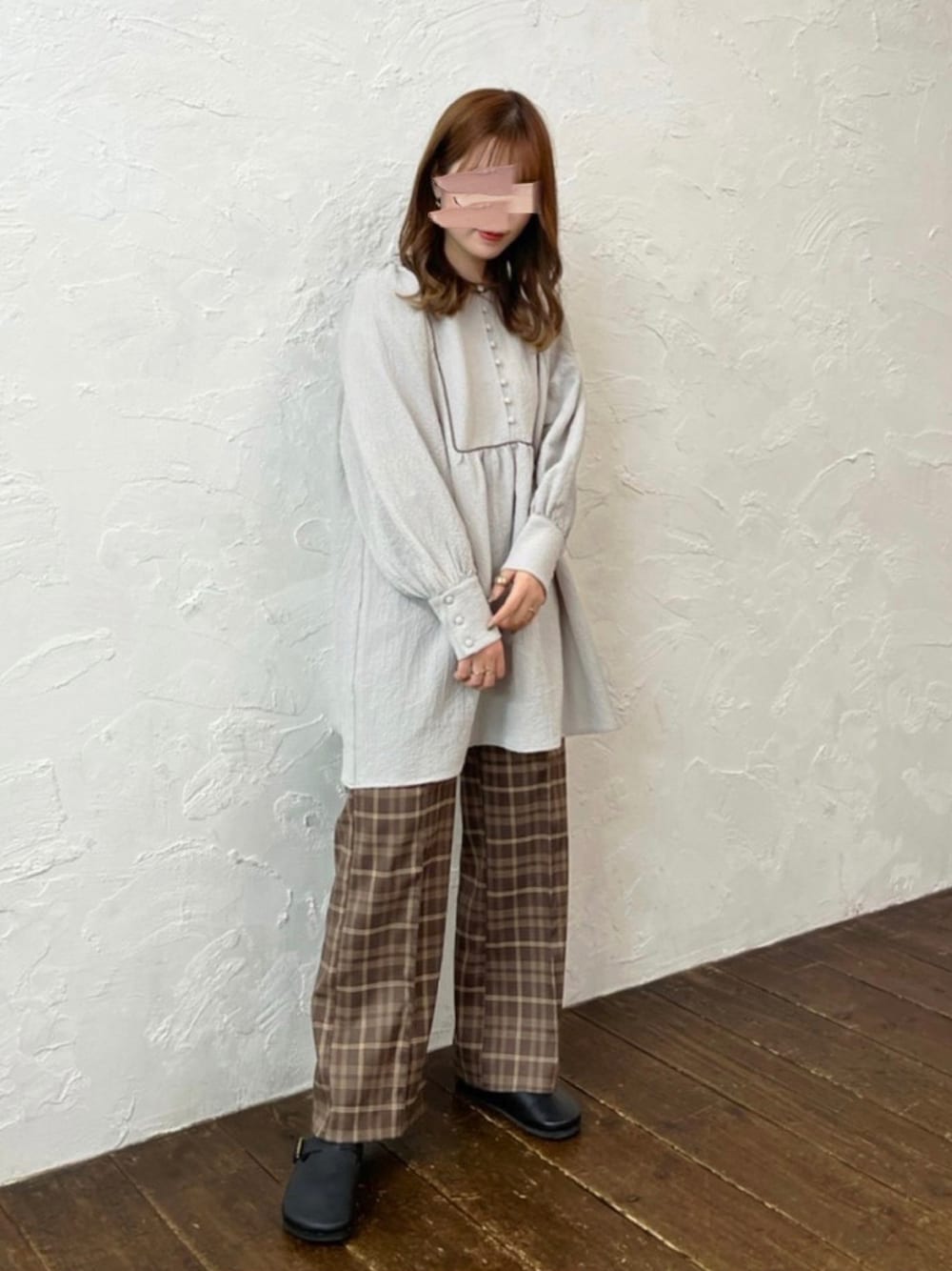 グレー系のシャツ/ブラウス、ブラウン系のその他パンツを着用したレディースの春コーディネートの1枚目の写真