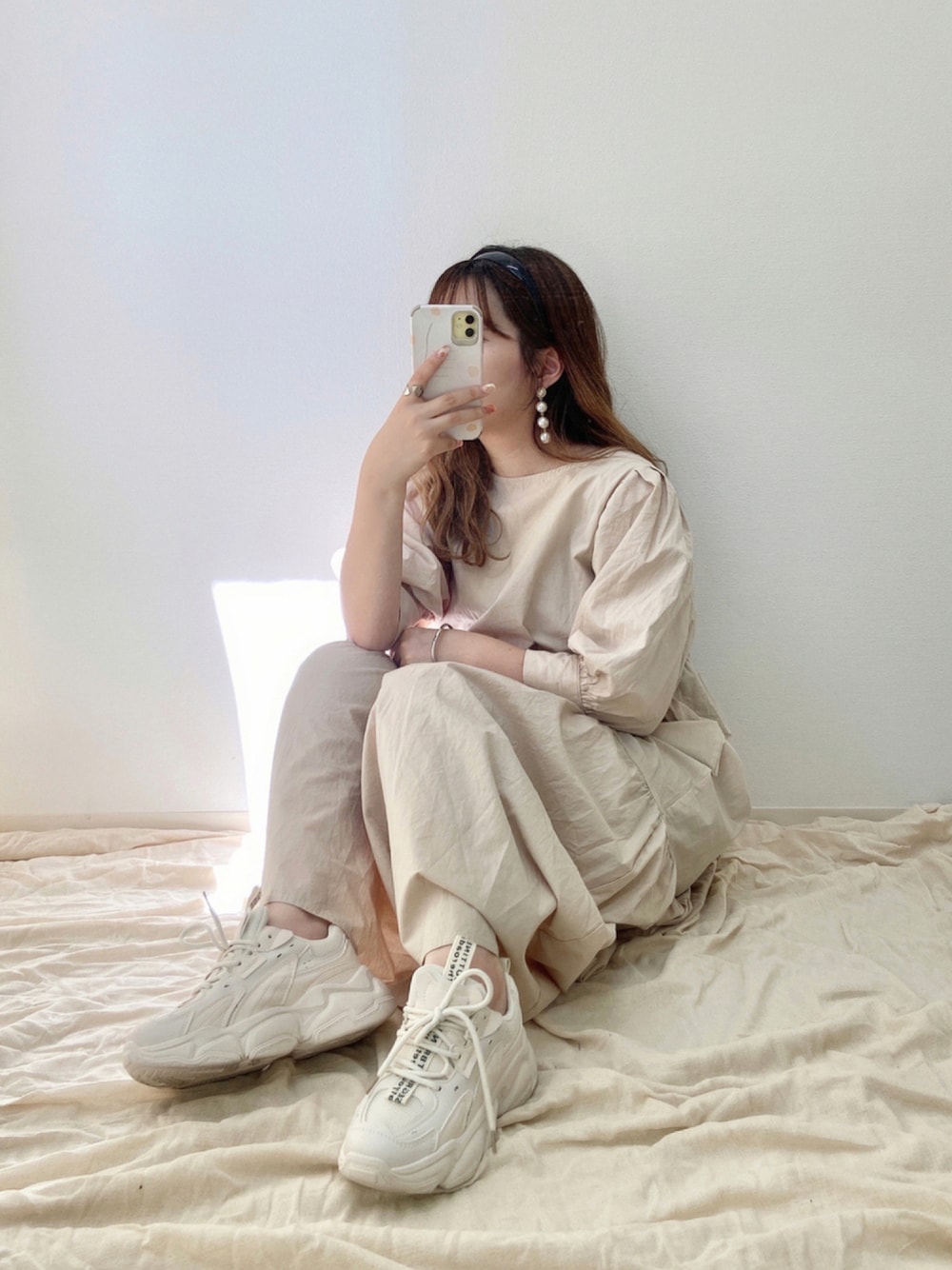 「スニーカーコーデ、スニーカー、厚底シューズ、ベージュコーデ、ベージュ、ロングワンピース、ワンピース×スニーカー、ミックススタイル、淡色コーデ、淡色女子、カチューシャ、韓国ファッション、ティアードワンピース、ゆるコーデ、プチプラ」｜「sangoのアイテム（ワンピース/ドレス、ベージュ系）」を使った、•ᴥ•  m i mさん（レディース・156cm）の夏コーディネートの1枚目の写真