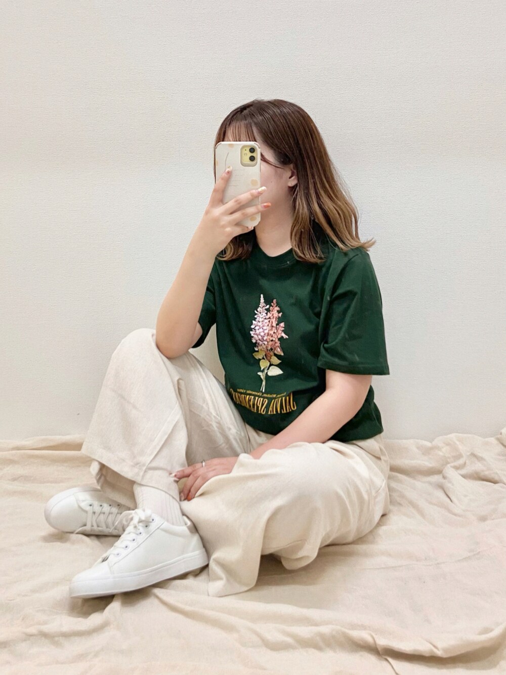 グリーン系のTシャツ/カットソー、ホワイト系のその他パンツ、ホワイト系のスニーカーを着用したレディースの夏コーディネートの1枚目の写真