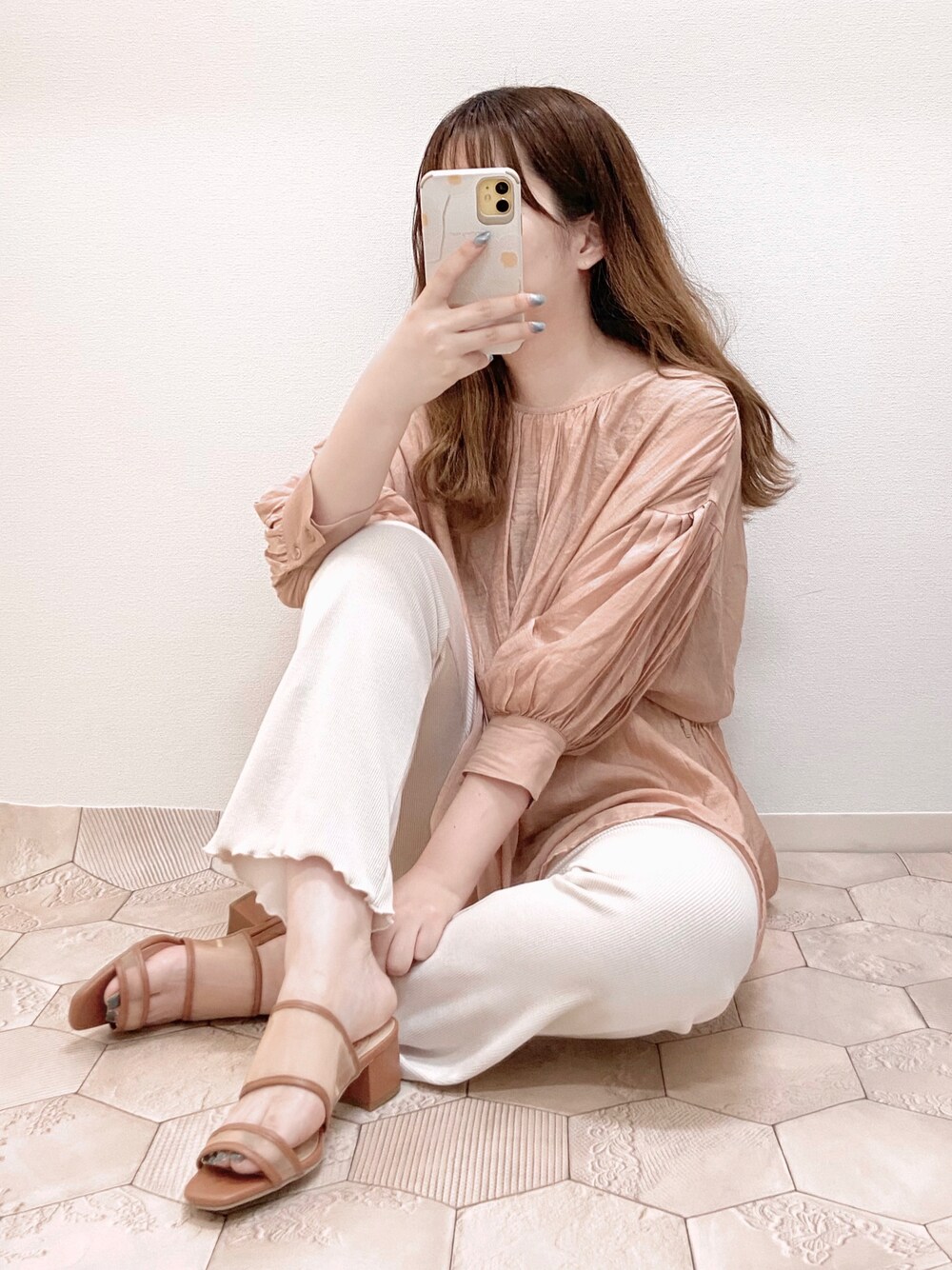 オレンジ系のシャツ/ブラウス、ホワイト系のその他パンツ、イエロー系のサンダルを着用したレディースの夏コーディネートの1枚目の写真