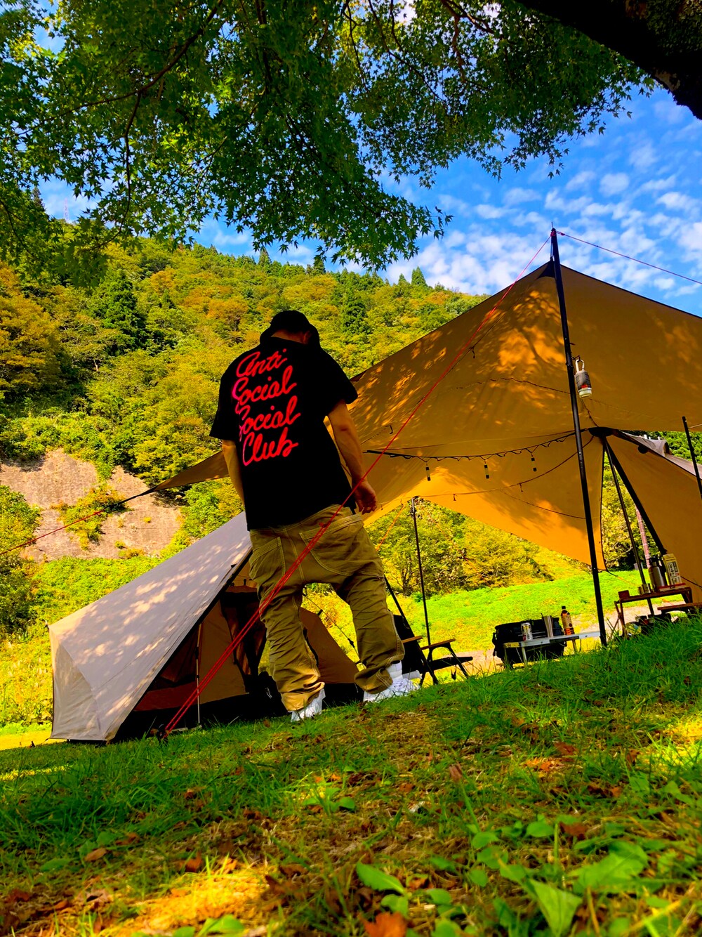 「ANTI SOCIAL SOCIAL CLUBのアイテム（Tシャツ/カットソー、ブラック系）」を使った、SARUさん（メンズ・170cm）の秋コーディネートの1枚目の写真
