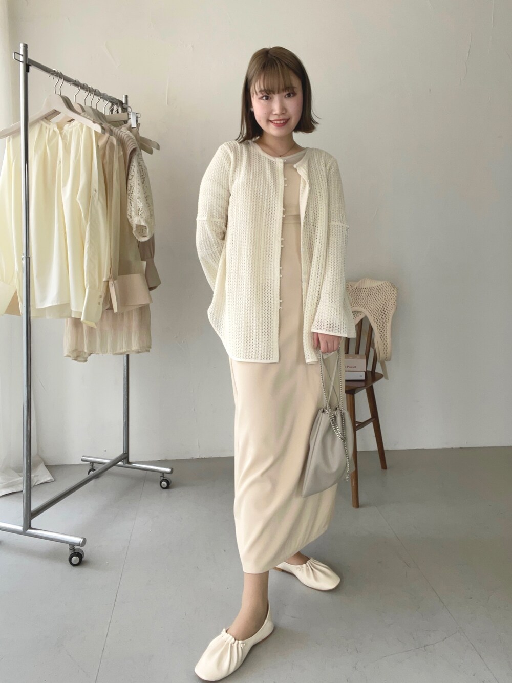 ホワイト系のシャツ/ブラウス、ホワイト系のニット/セーター、ホワイト系のシャツ/ブラウスを着用したレディースの春コーディネートの1枚目の写真