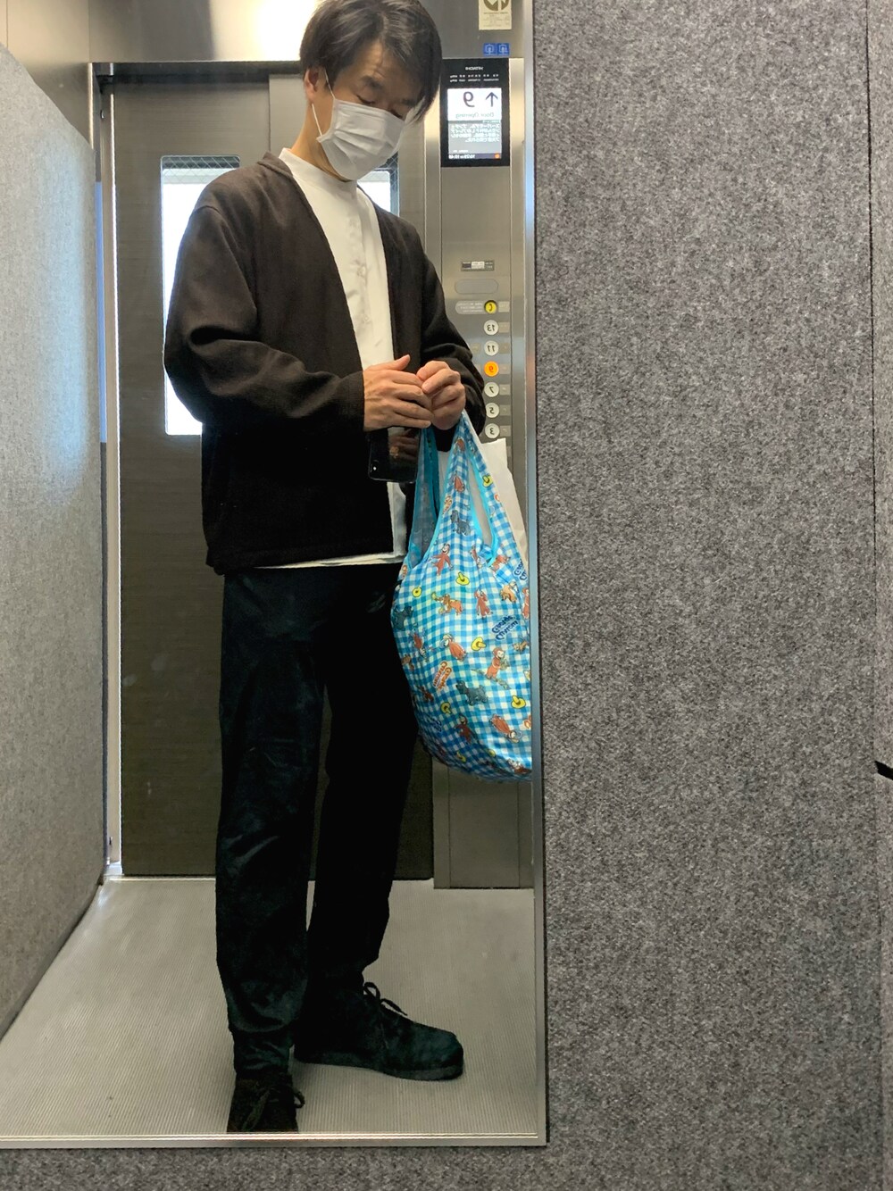 「保育園コーデ、休日コーデ、メンズファッション、カーディガン、秋、シャツスタイル、モカシンシューズ」｜「JUNREDのリラックスバンドカラーシャツ（シャツ/ブラウス、ホワイト系）」を使った、かわさん（メンズ・179cm）の秋コーディネートの1枚目の写真