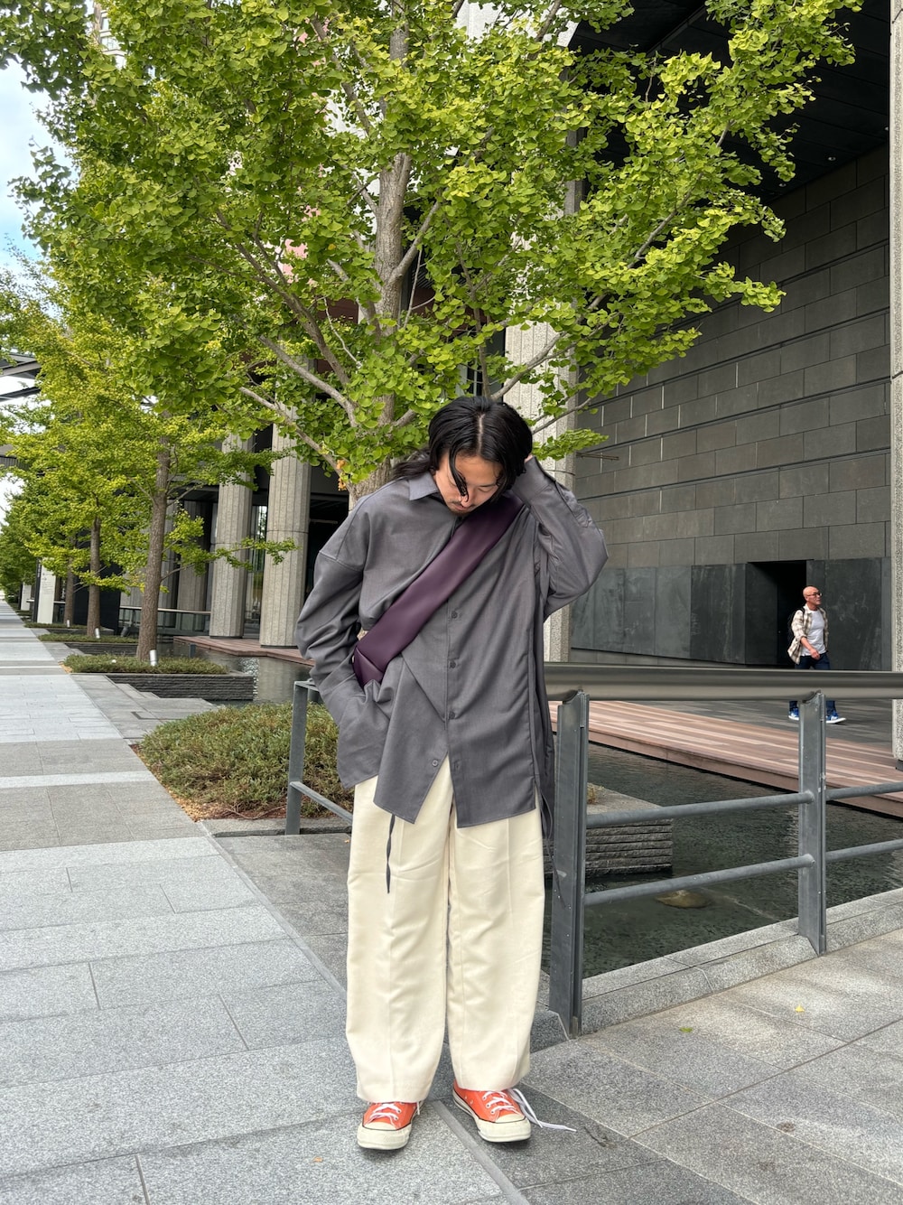 グレー系のシャツ/ブラウス、パープル系のショルダーバッグ、ホワイト系のその他パンツを着用したメンズの秋コーディネートの1枚目の写真