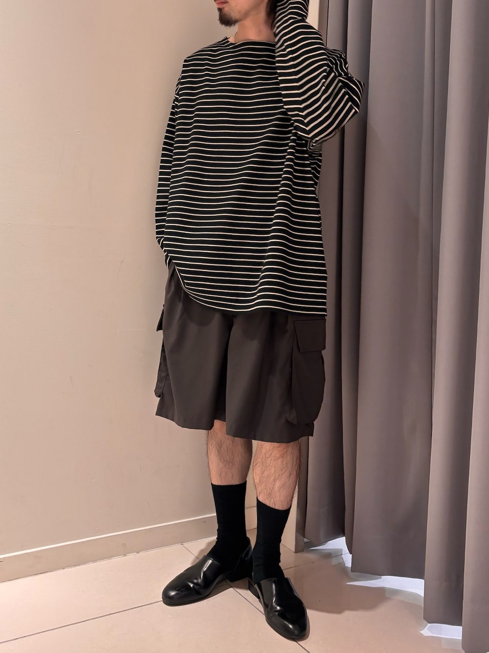 ブラック系のTシャツ/カットソー、グレー系のその他パンツを着用したメンズの春コーディネートの1枚目の写真