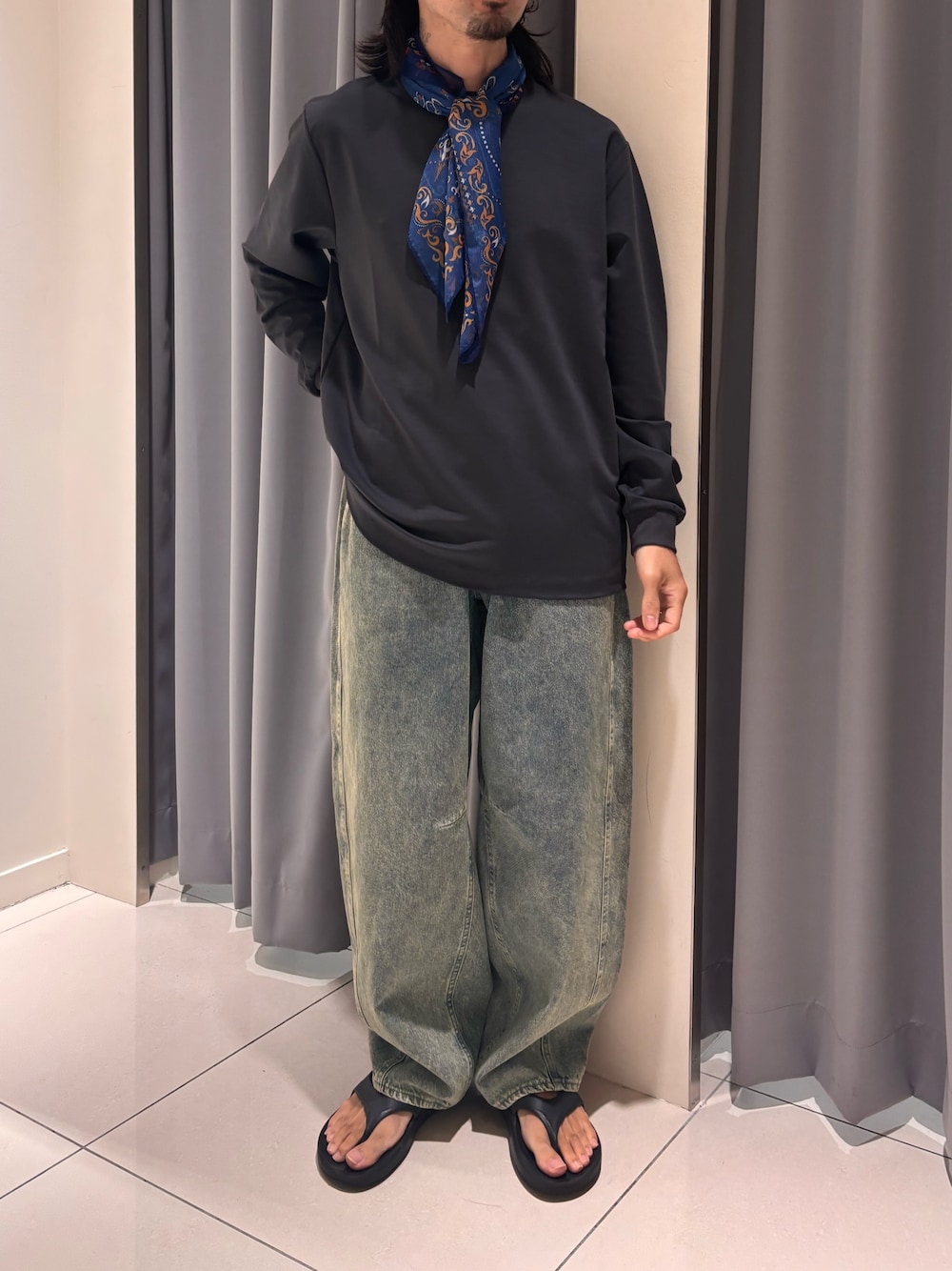ブルー系のデニムパンツ、グレー系のTシャツ/カットソーを着用したメンズの夏コーディネートの1枚目の写真