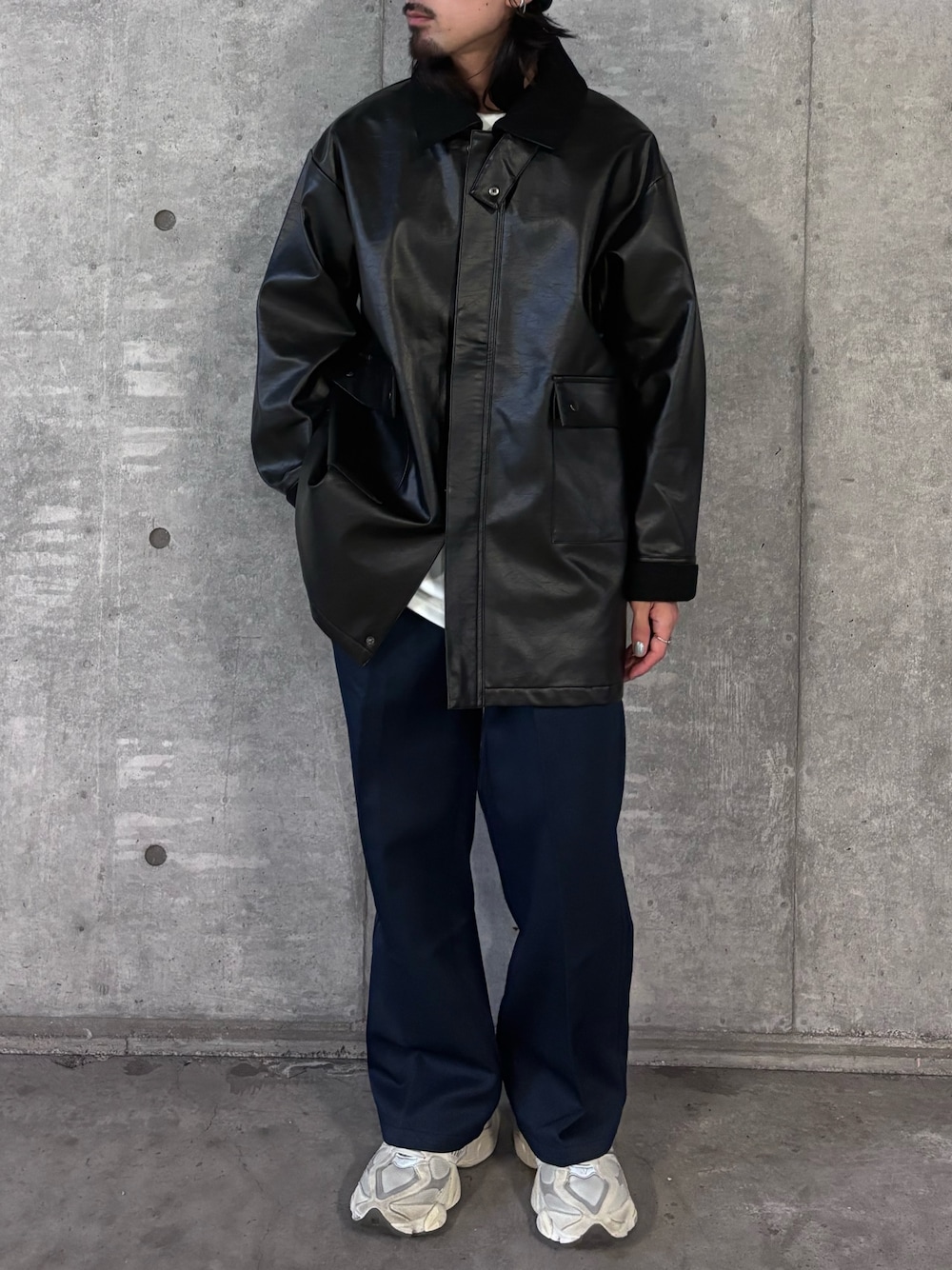 ブラック系のその他アウター、ブルー系のスラックスを着用したメンズの秋コーディネートの1枚目の写真