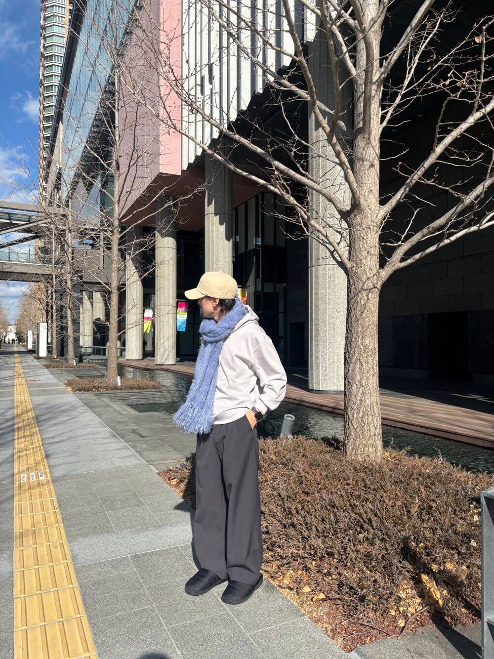 グレー系のパーカー、グレー系のその他パンツ、ベージュ系のキャップを着用したメンズの冬コーディネートの1枚目の写真