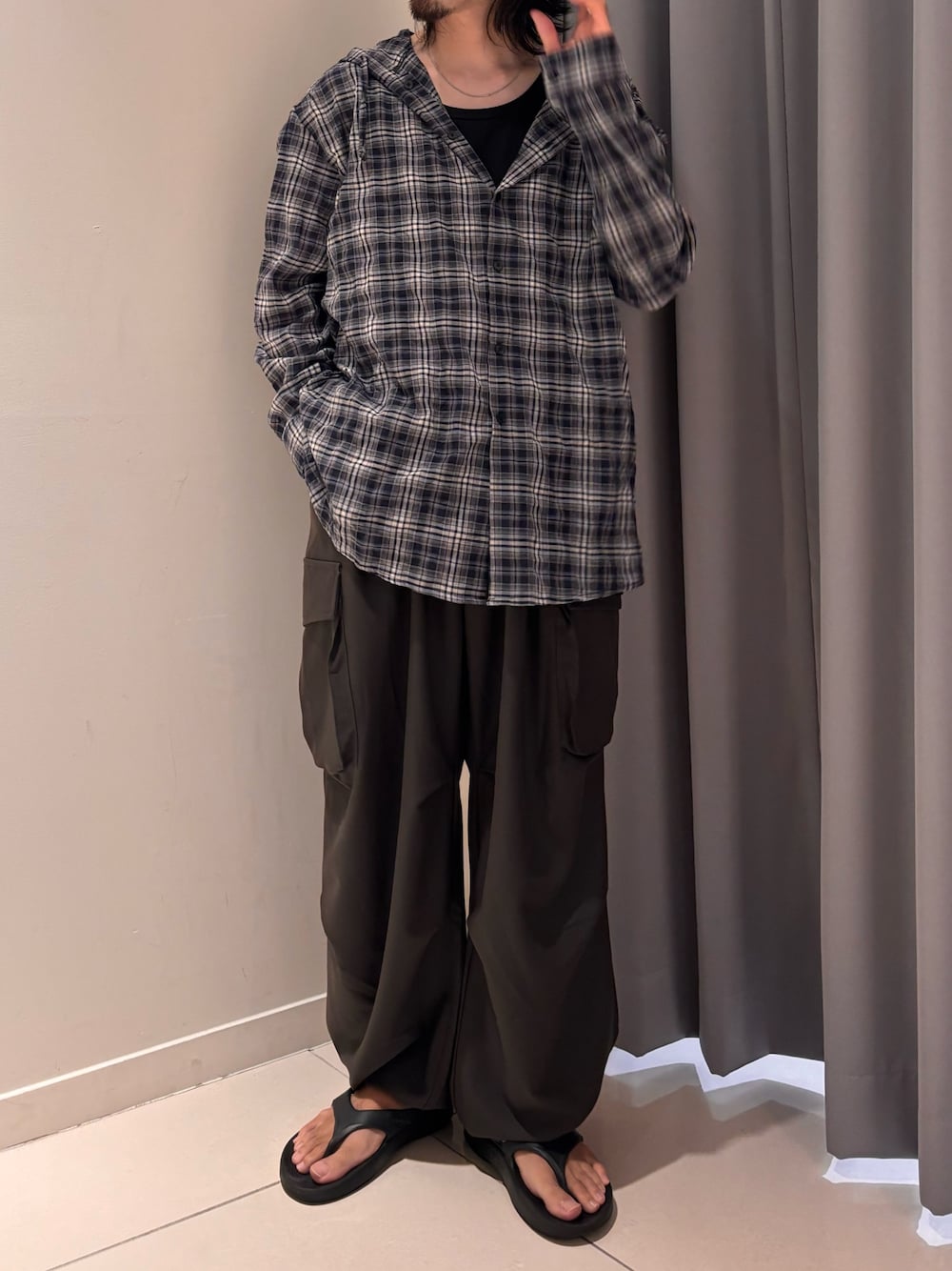 グレー系のその他パンツ、ブルー系のシャツ/ブラウスを着用したメンズの夏コーディネートの1枚目の写真