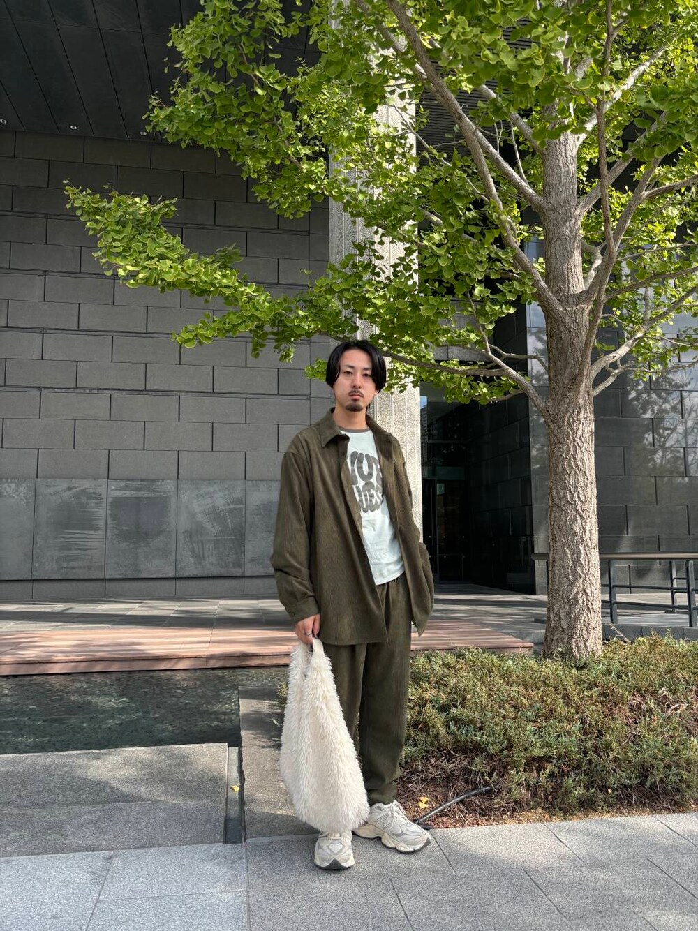 グリーン系のシャツ/ブラウス、グリーン系のその他パンツを着用したメンズの秋コーディネートの1枚目の写真