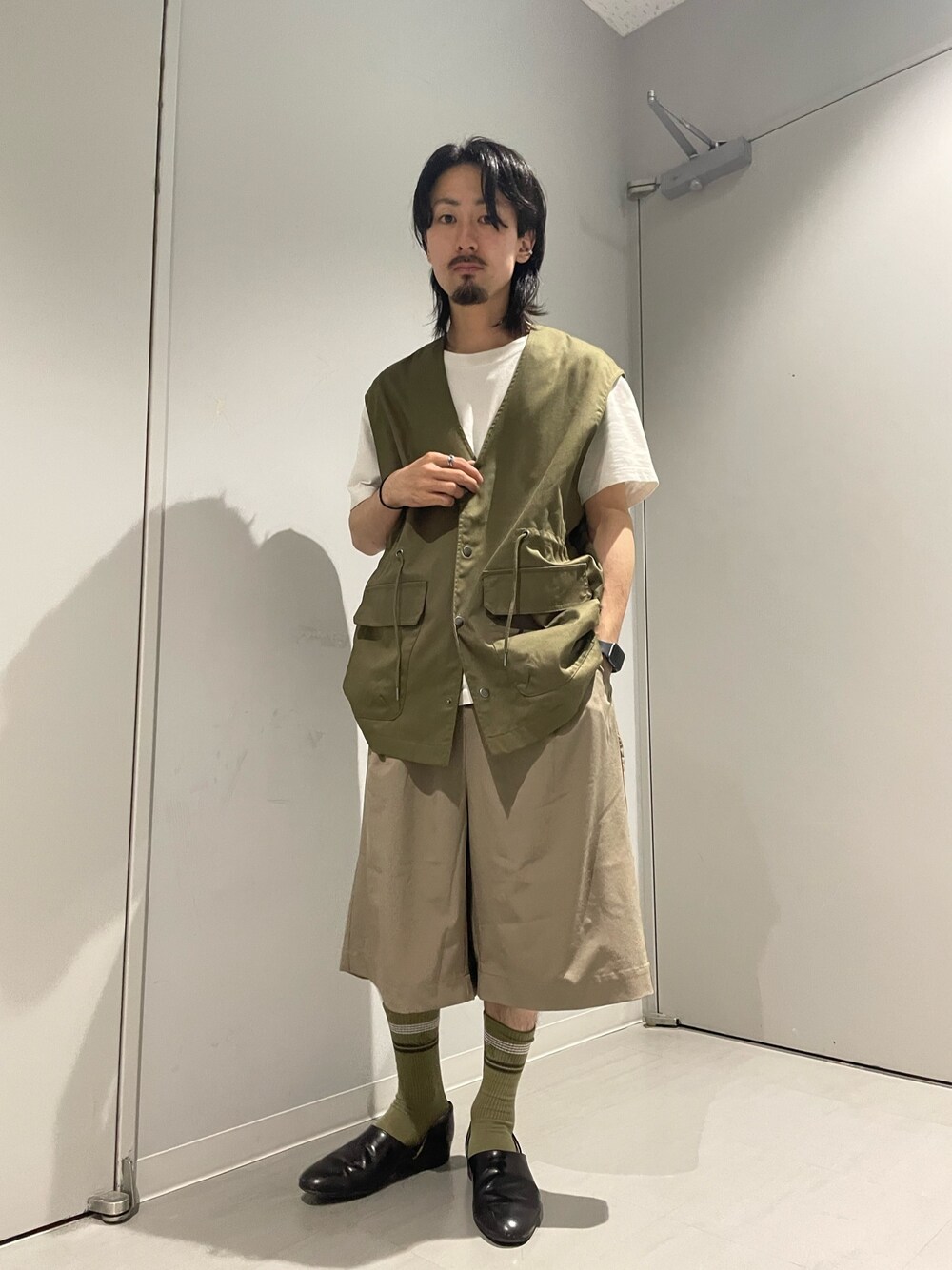 ベージュ系のその他パンツ、グリーン系のベストを着用したメンズの夏コーディネートの1枚目の写真