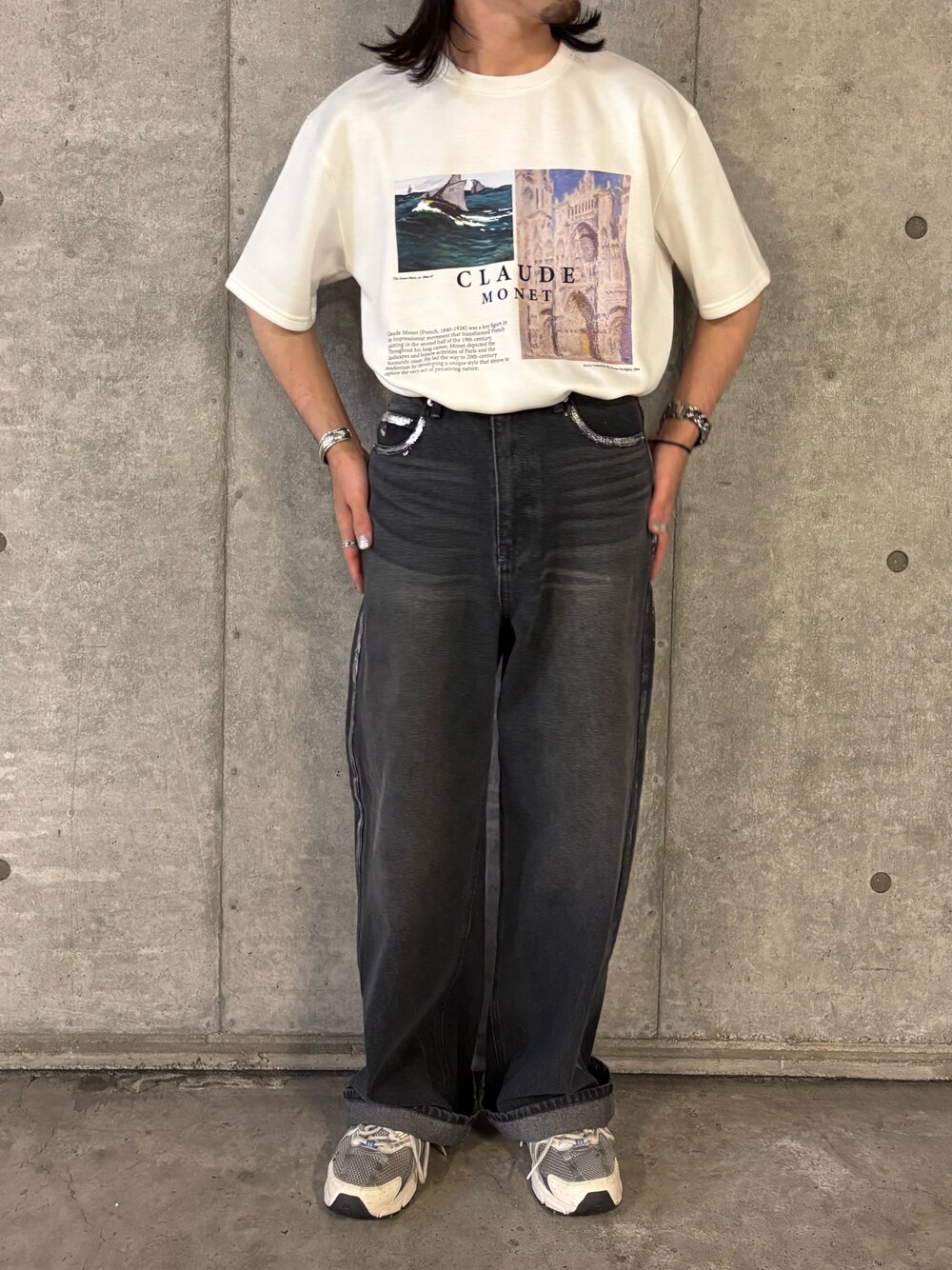 ホワイト系のTシャツ/カットソー、ブラック系のデニムパンツを着用したメンズの秋コーディネートの1枚目の写真