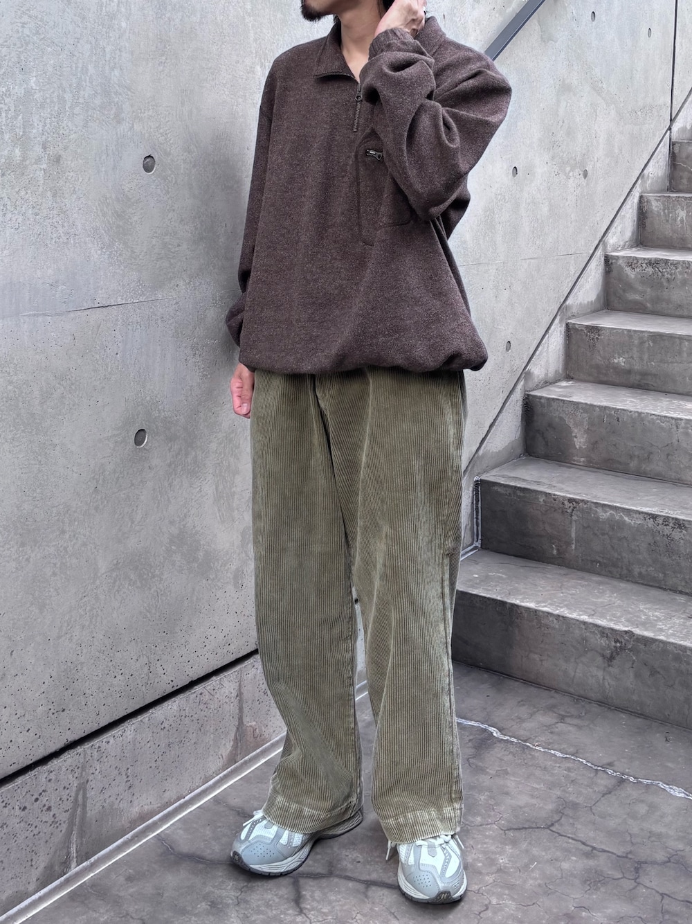 ブラウン系のTシャツ/カットソー、ベージュ系のその他パンツを着用したメンズの冬コーディネートの1枚目の写真