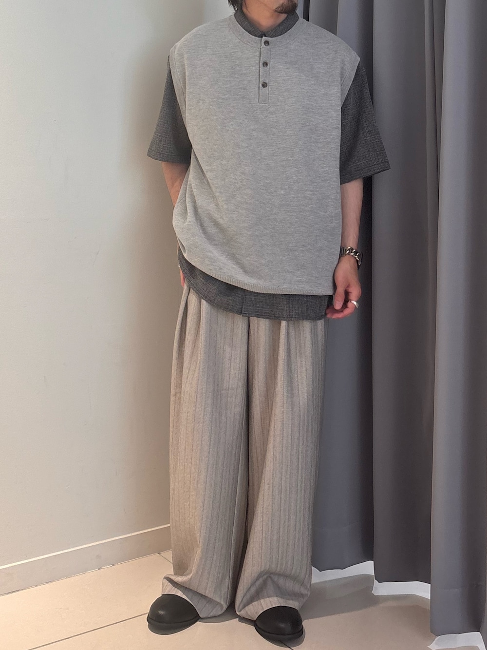 ブラック系のシャツ/ブラウス、グレー系のベスト、ベージュ系のその他パンツを着用したメンズの夏コーディネートの1枚目の写真