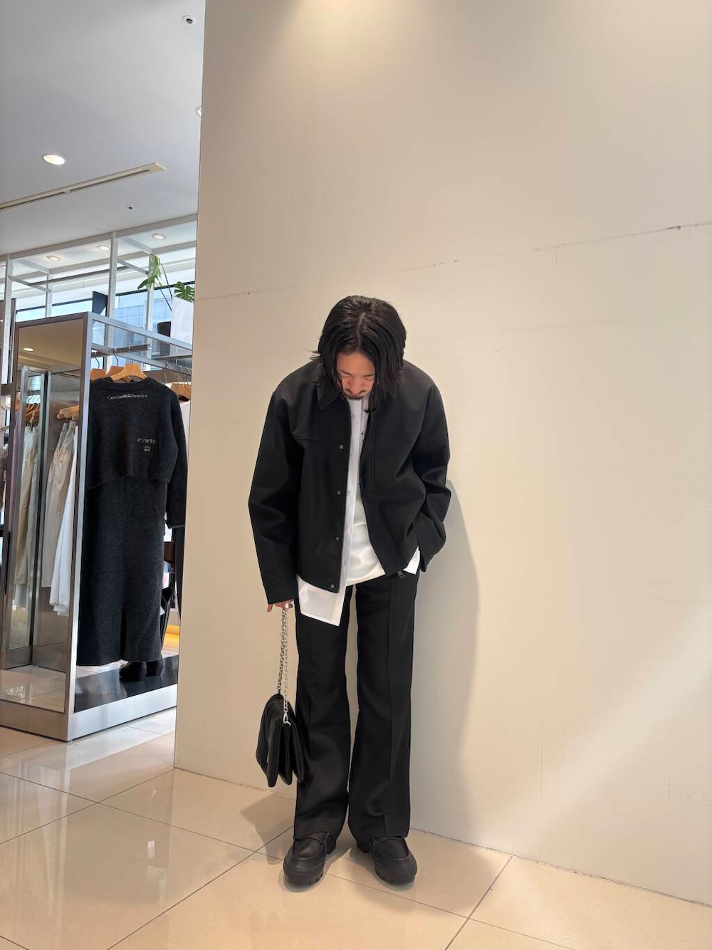 ブラック系のその他パンツ、ホワイト系のシャツ/ブラウス、ブラック系のブルゾンを着用したメンズの冬コーディネートの1枚目の写真