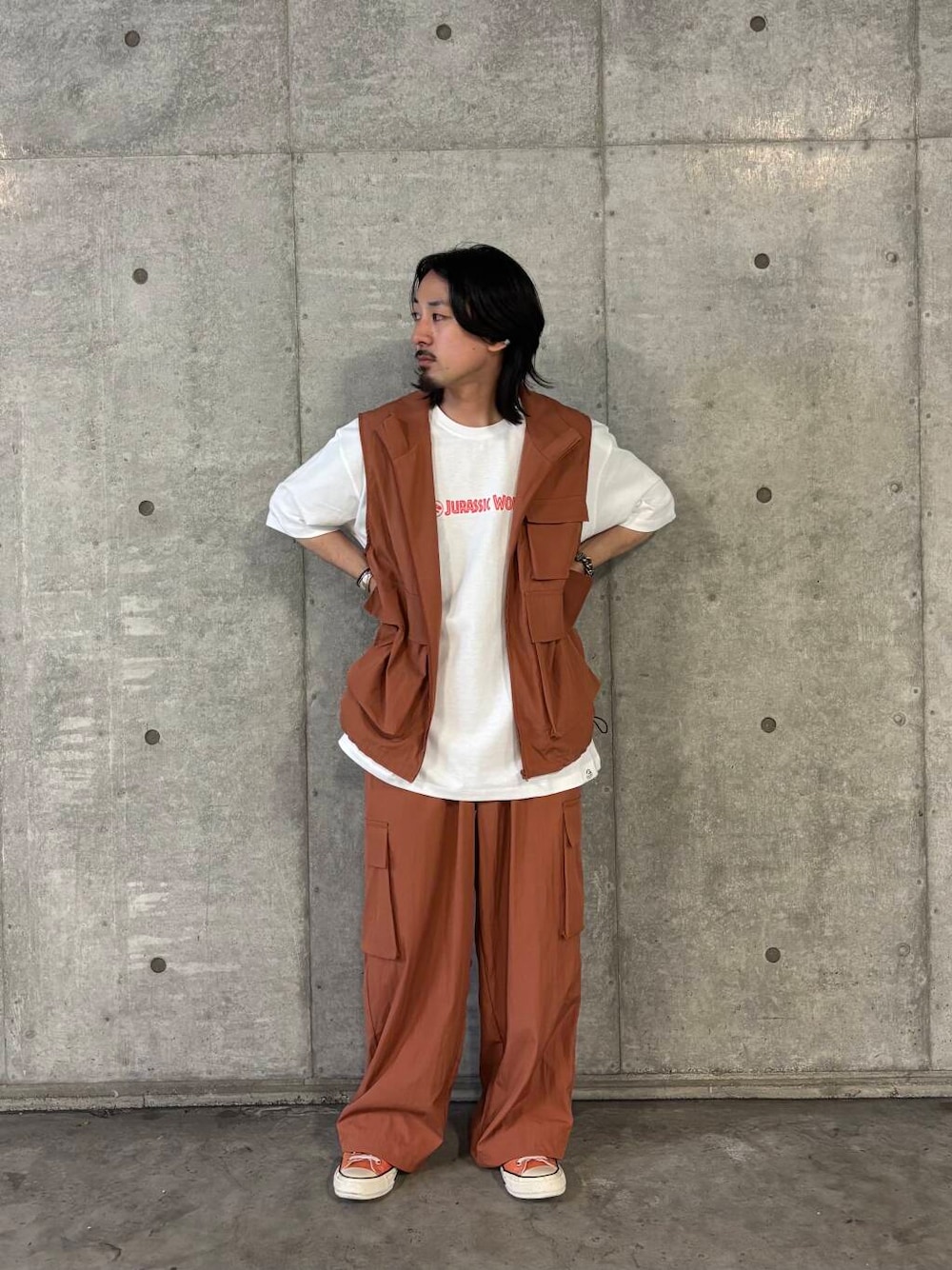 「ビッグシルエット、セットアップ、ベスト、オレンジ、カーゴパンツ、低身長、senseofplace、夏コーデ、プチプラ、休日スタイル、低身長コーデ、ユーティリティ、20代後半、細身」｜「SENSE OF PLACE by URBAN RESEARCHのユーティリティワイドカーゴパンツ（カーゴパンツ、オレンジ系）」を使った、Ryot@さん（メンズ・159cm）の夏コーディネートの1枚目の写真