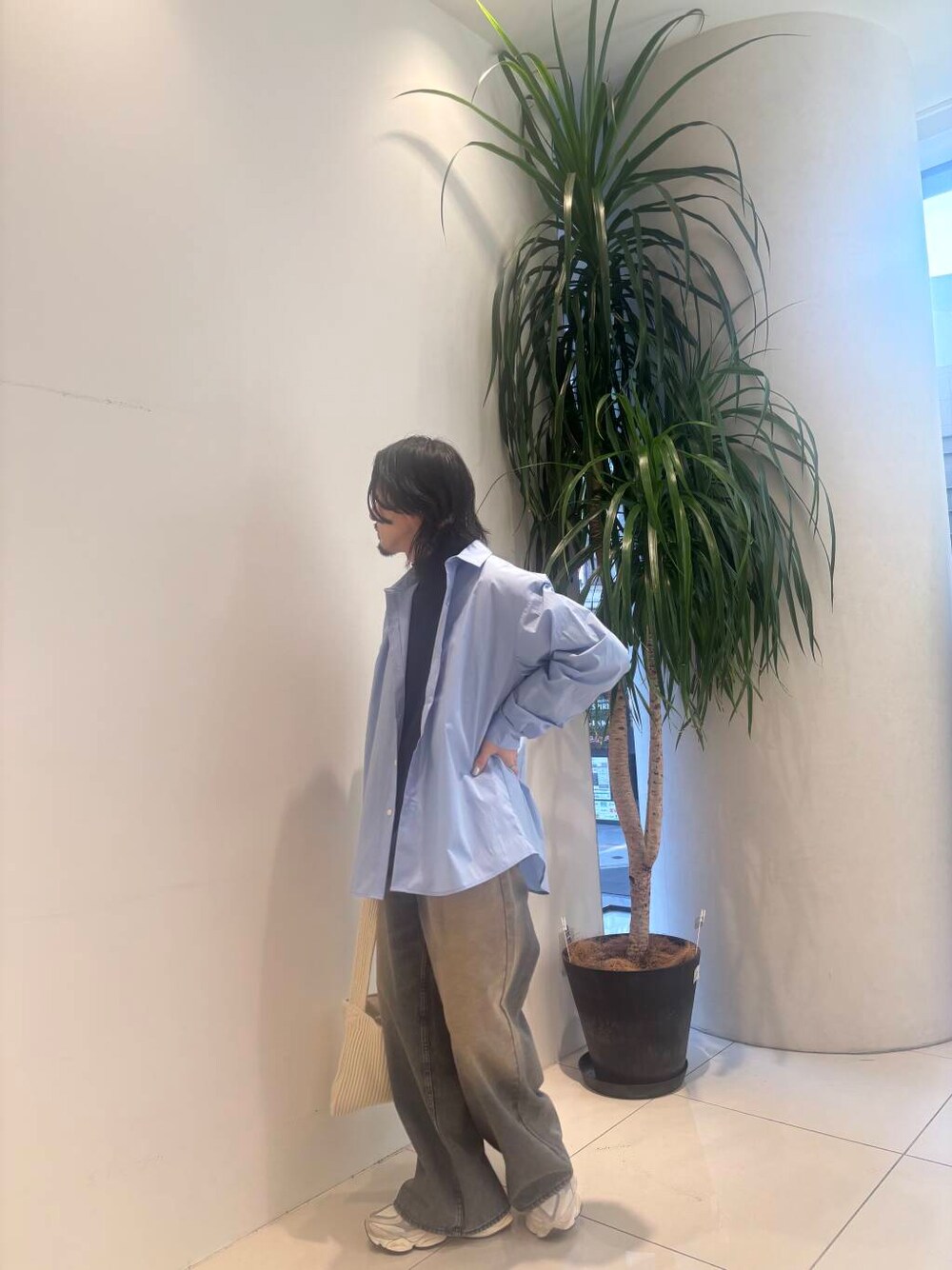 ブルー系のシャツ/ブラウス、ブルー系のデニムパンツを着用したメンズの冬コーディネートの1枚目の写真