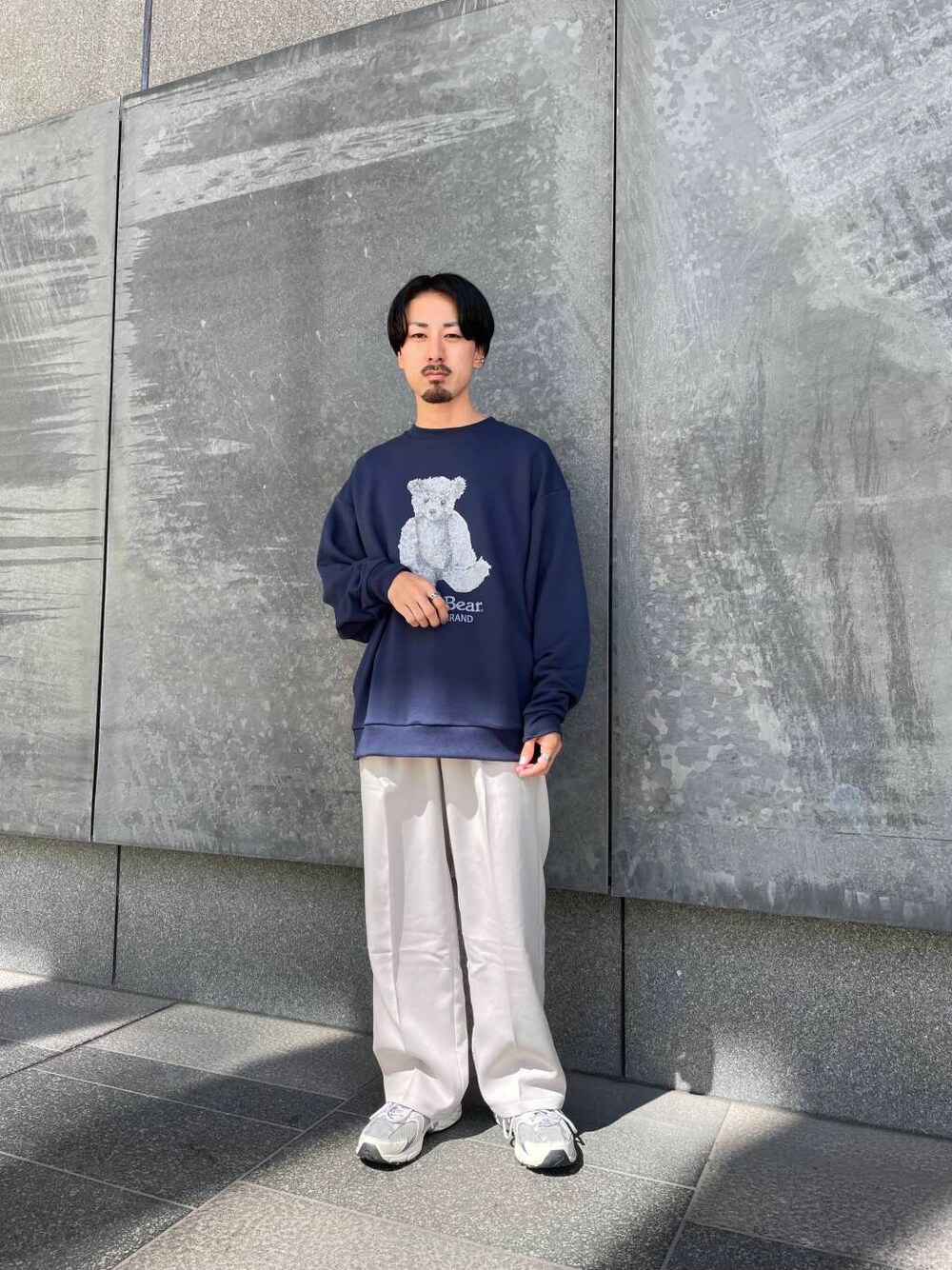 ベージュ系のその他パンツ、ブルー系のスウェットを着用したメンズの秋コーディネートの1枚目の写真