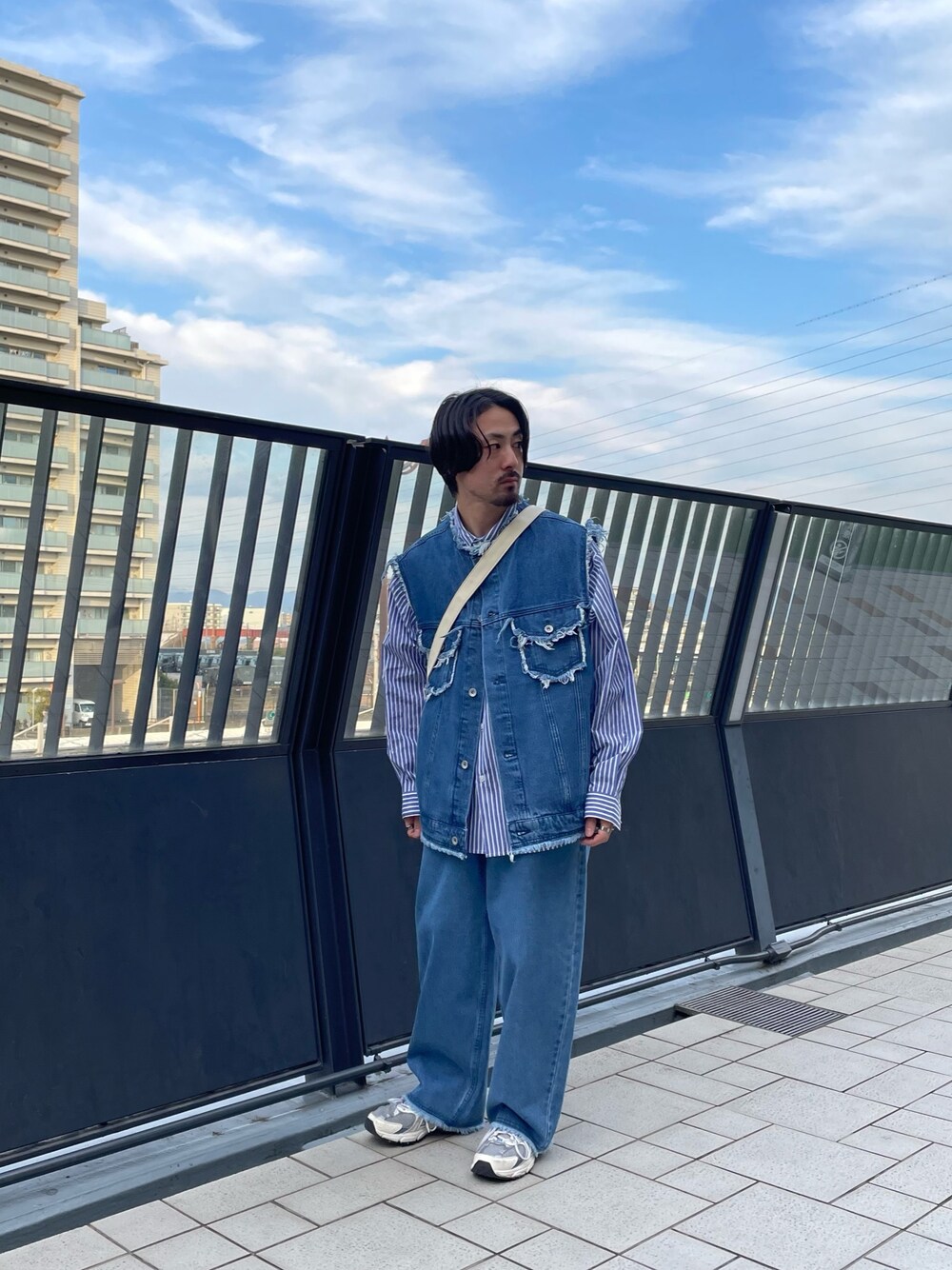 ブルー系のデニムジャケット、ブルー系のデニムパンツ、その他のシャツ/ブラウスを着用したメンズの春コーディネートの1枚目の写真