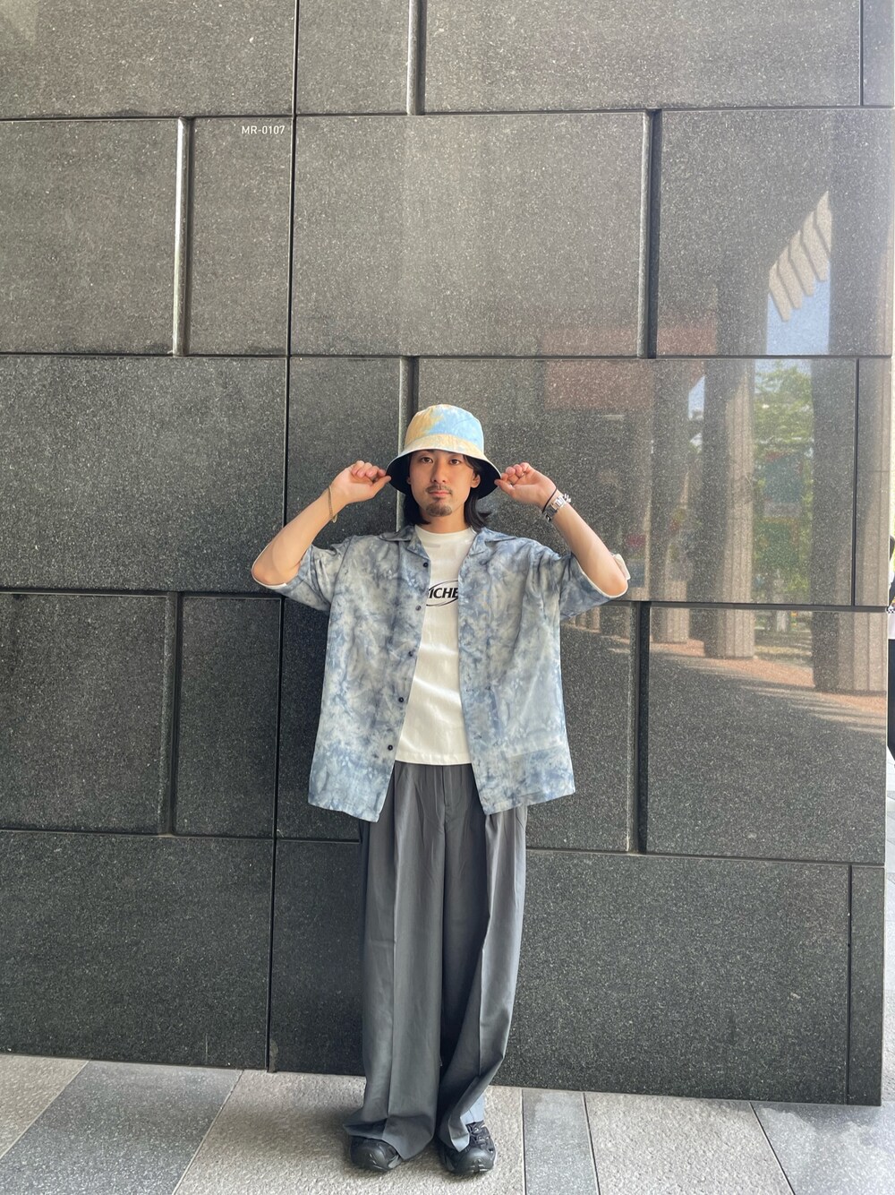 グレー系のその他パンツ、ホワイト系のTシャツ/カットソー、ブルー系のシャツ/ブラウスを着用したメンズの夏コーディネートの1枚目の写真