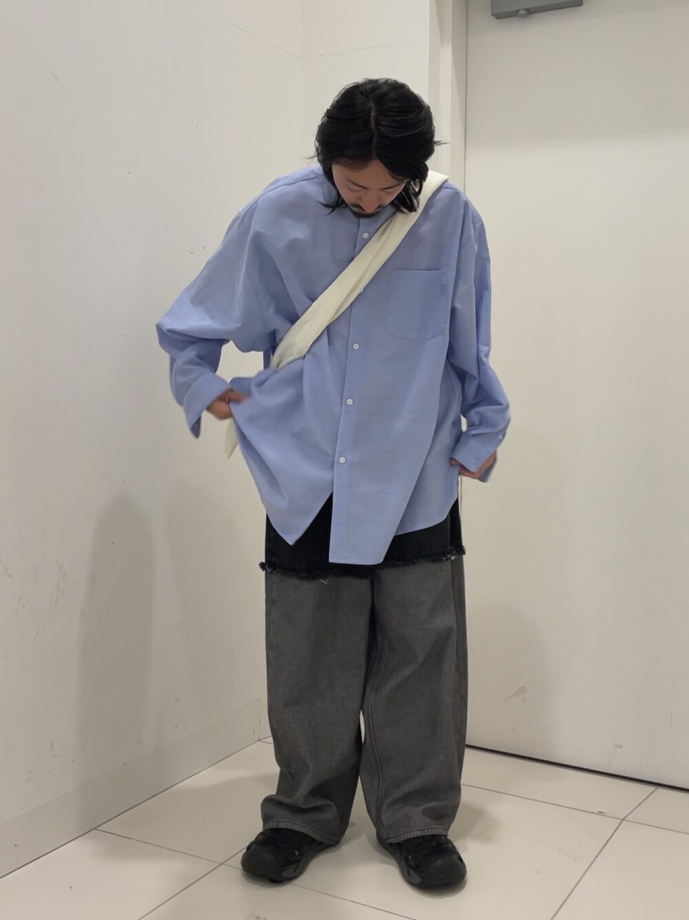 ブルー系のシャツ/ブラウス、ブラック系のデニムパンツ、ホワイト系のショルダーバッグを着用したメンズの秋コーディネートの1枚目の写真