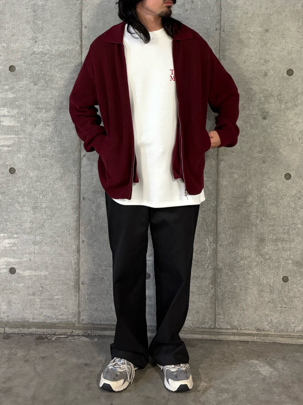 レッド系のニット/セーター、ブラック系のその他パンツを着用したメンズの秋コーディネートの1枚目の写真