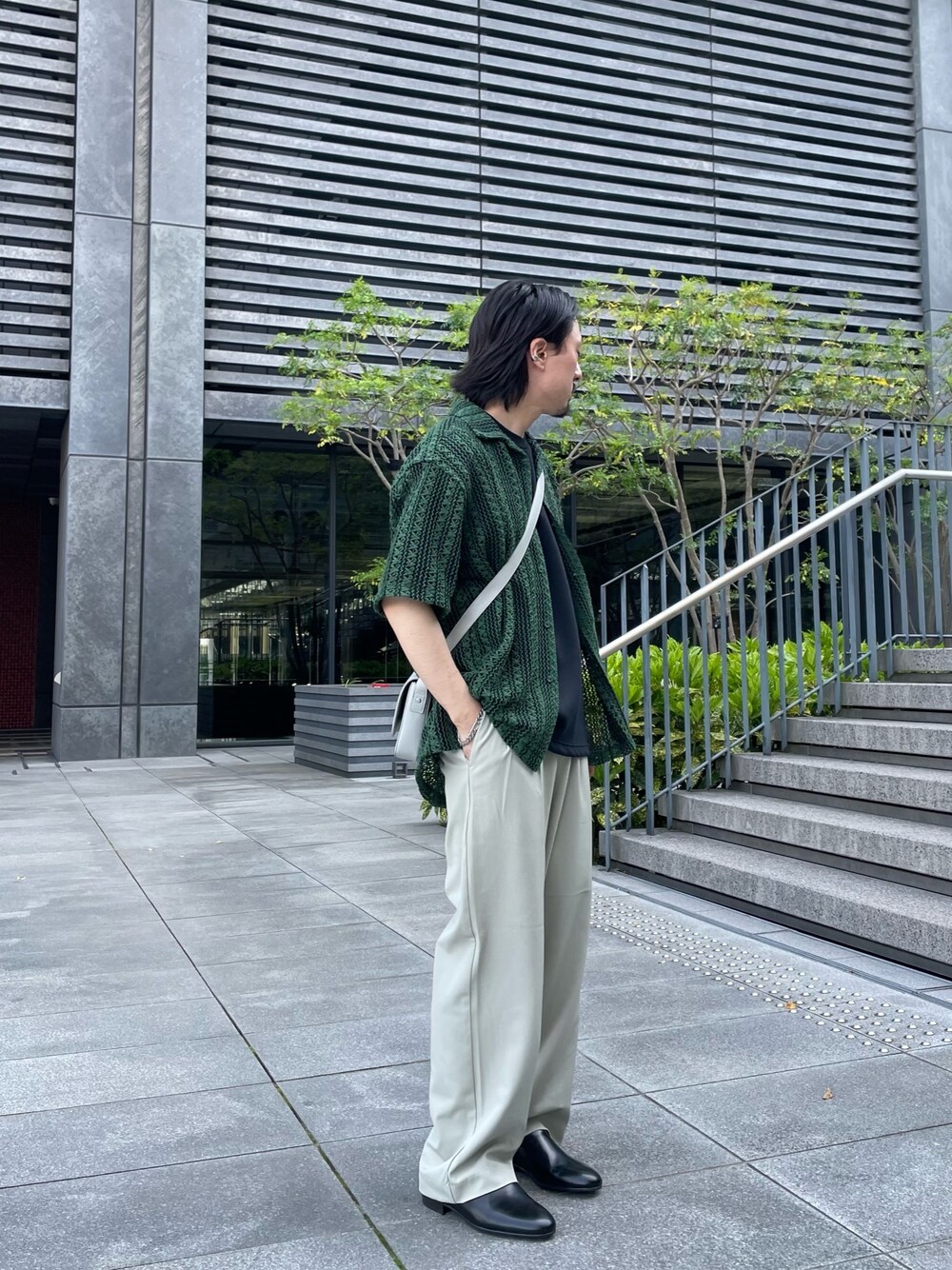 その他のシャツ/ブラウス、ベージュ系のスラックスを着用したメンズの春コーディネートの1枚目の写真