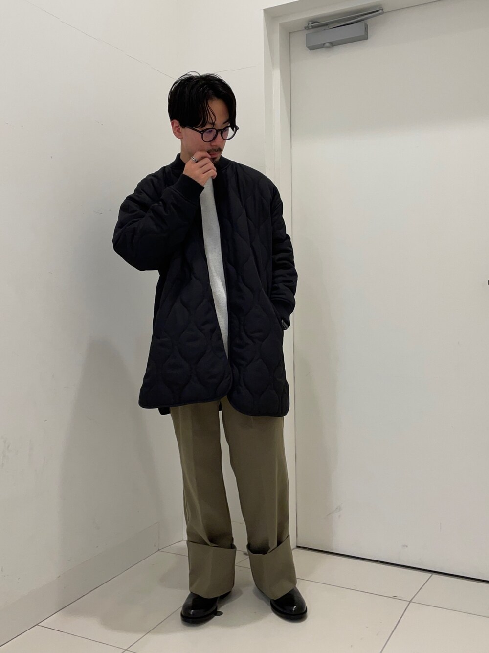 ホワイト系のダウンジャケット/コートを着用したメンズの冬コーディネートの1枚目の写真