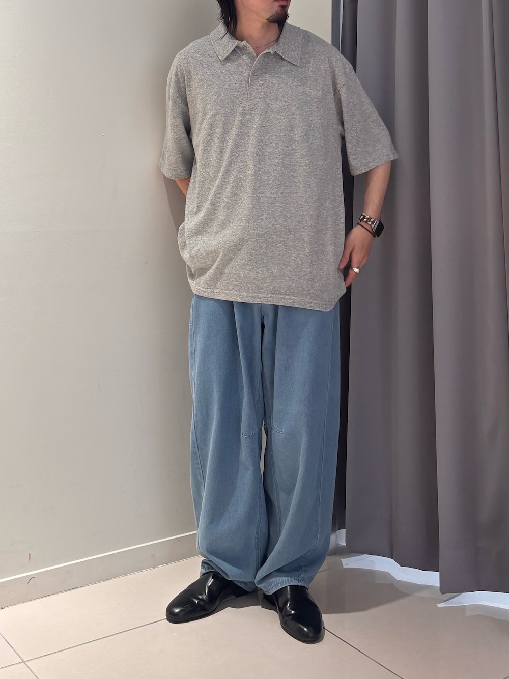 ブルー系のデニムパンツ、グレー系のポロシャツを着用したメンズの夏コーディネートの1枚目の写真