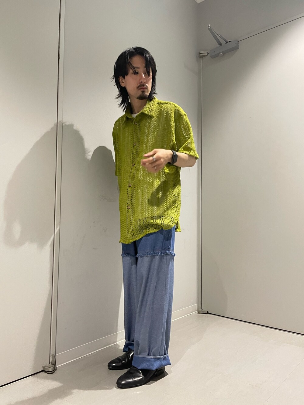 グリーン系のシャツ/ブラウス、ブルー系のデニムパンツを着用したメンズの夏コーディネートの1枚目の写真