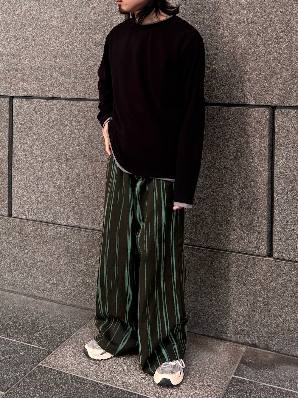 グリーン系のデニムパンツ、ブラック系のTシャツ/カットソーを着用したメンズの春コーディネートの1枚目の写真