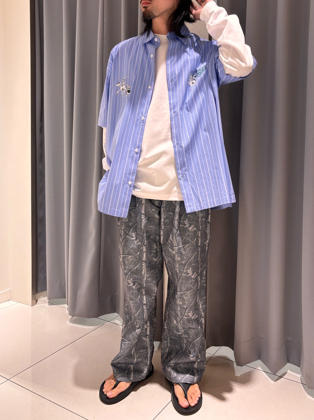 グレー系のその他パンツ、ブルー系のシャツ/ブラウスを着用したメンズの夏コーディネートの1枚目の写真