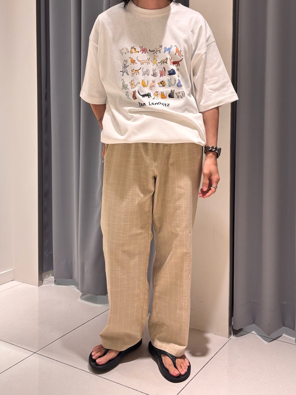 その他のTシャツ/カットソー、ベージュ系のその他パンツを着用したメンズの夏コーディネートの1枚目の写真