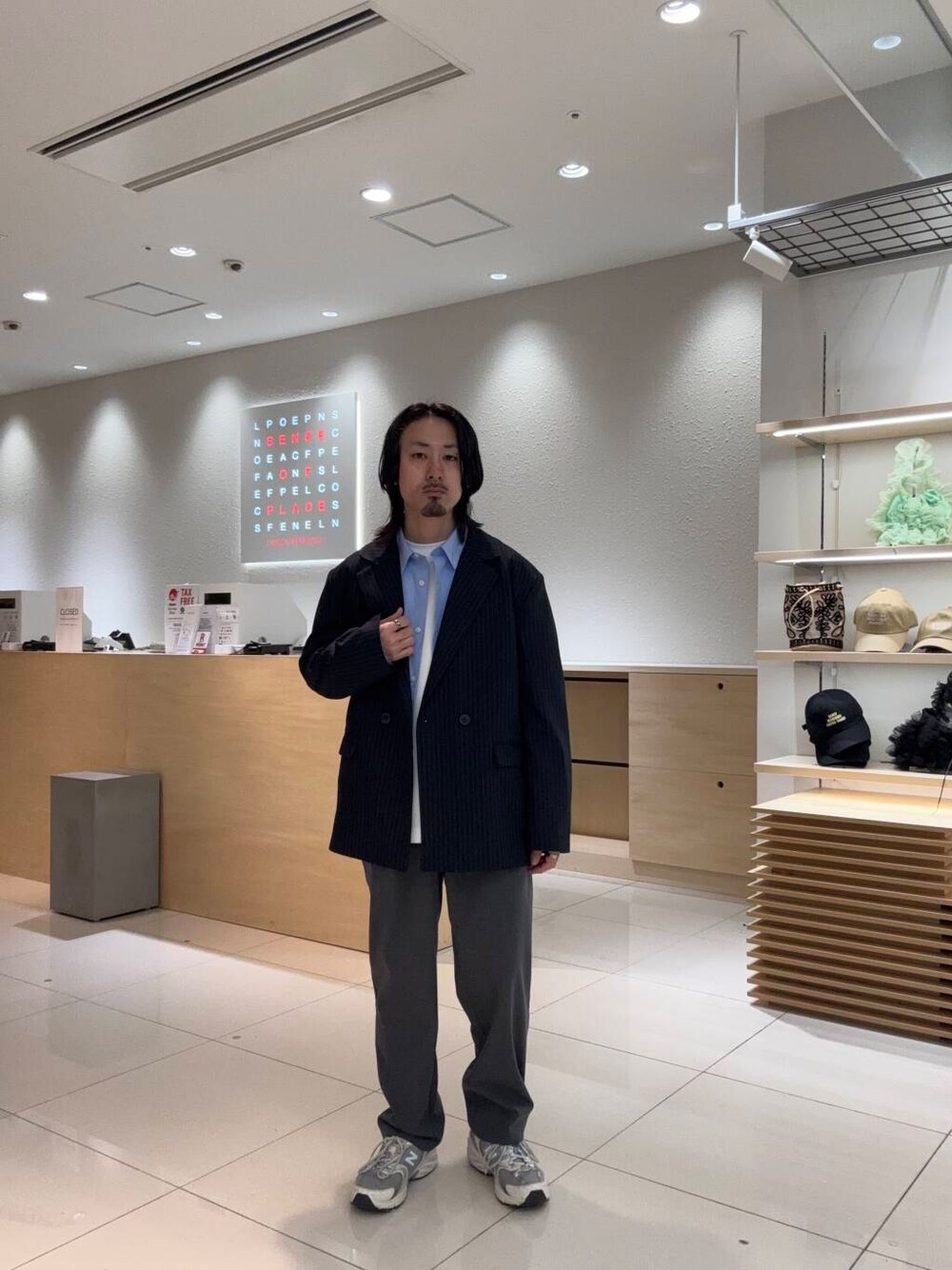 グレー系のその他パンツ、ブルー系のシャツ/ブラウス、ブルー系のその他アウターを着用したメンズの春コーディネートの1枚目の写真