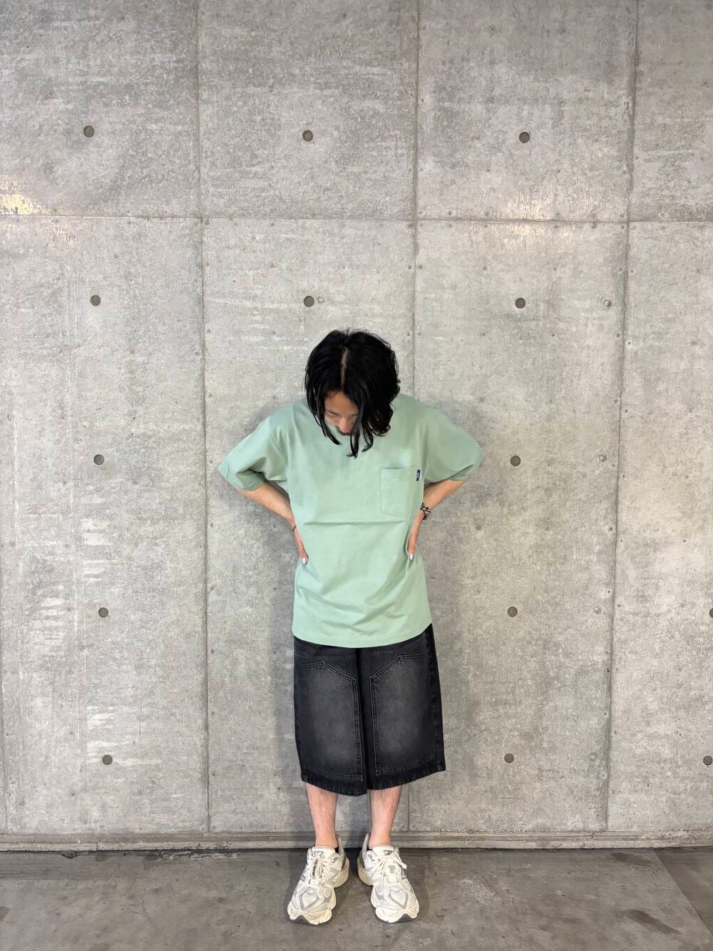 グリーン系のTシャツ/カットソー、ブラック系のその他パンツを着用したメンズの夏コーディネートの1枚目の写真