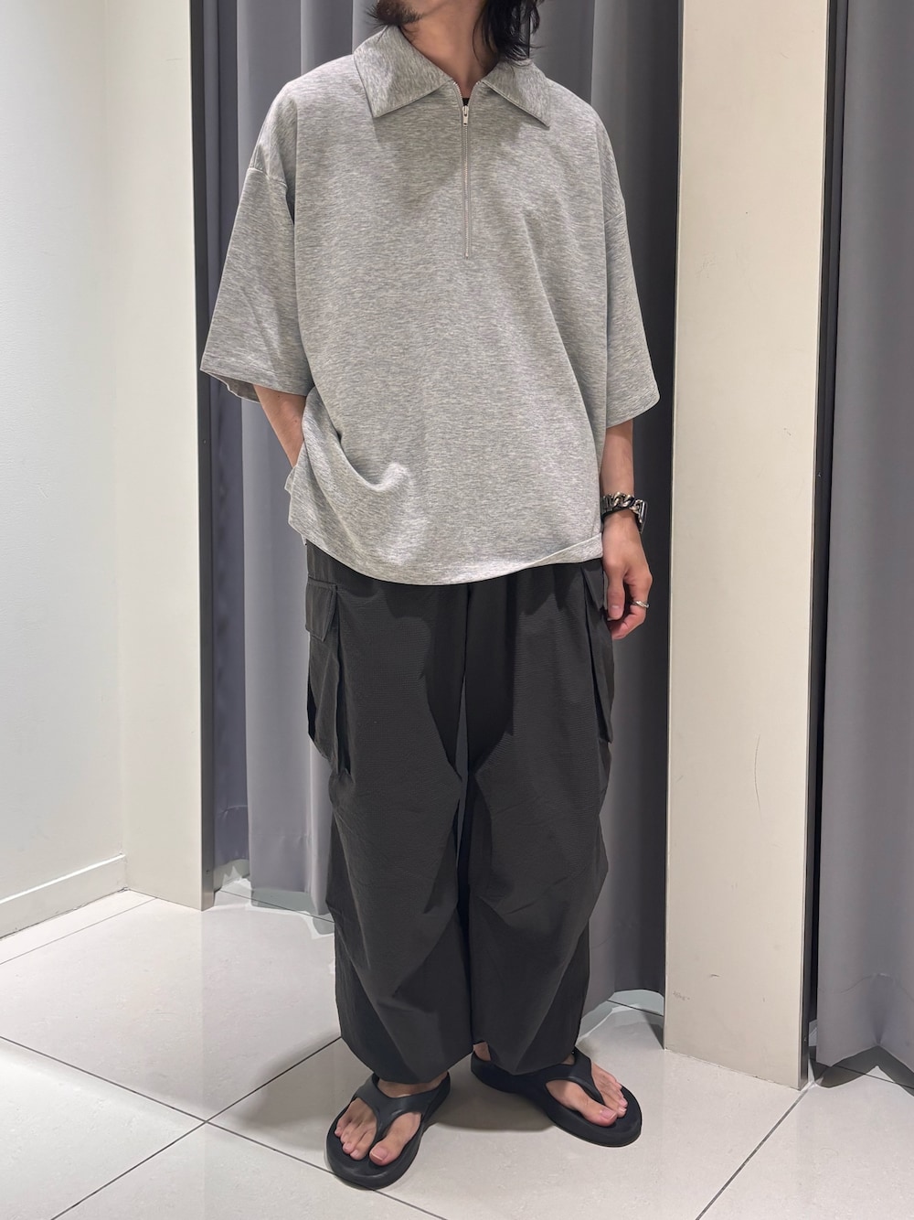 グレー系のその他パンツ、グレー系のTシャツ/カットソーを着用したメンズの夏コーディネートの1枚目の写真