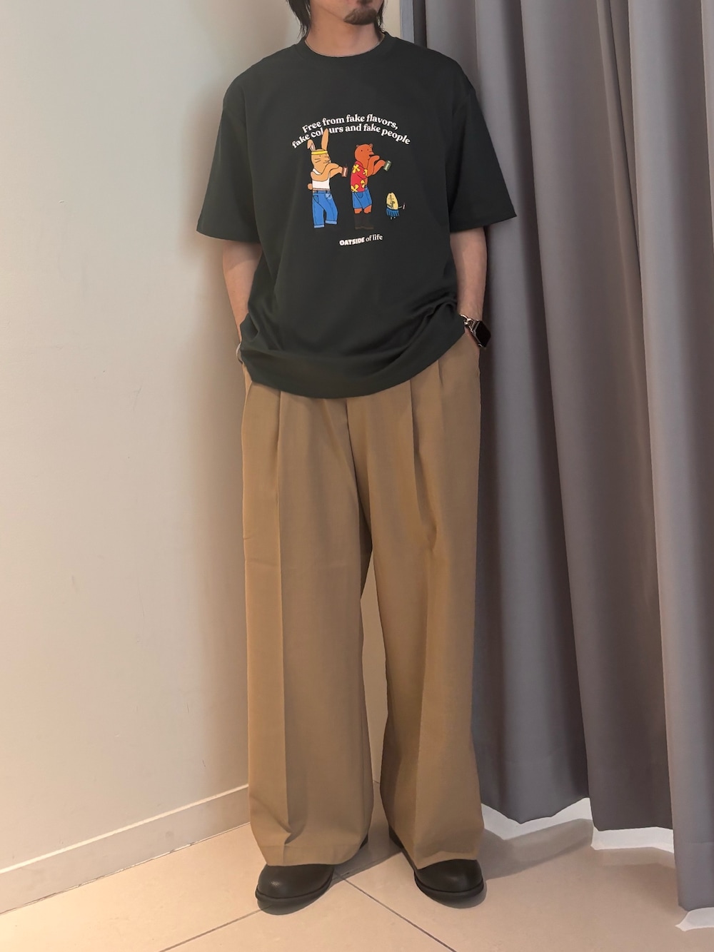 グリーン系のTシャツ/カットソー、ベージュ系のその他パンツを着用したメンズの春コーディネートの1枚目の写真