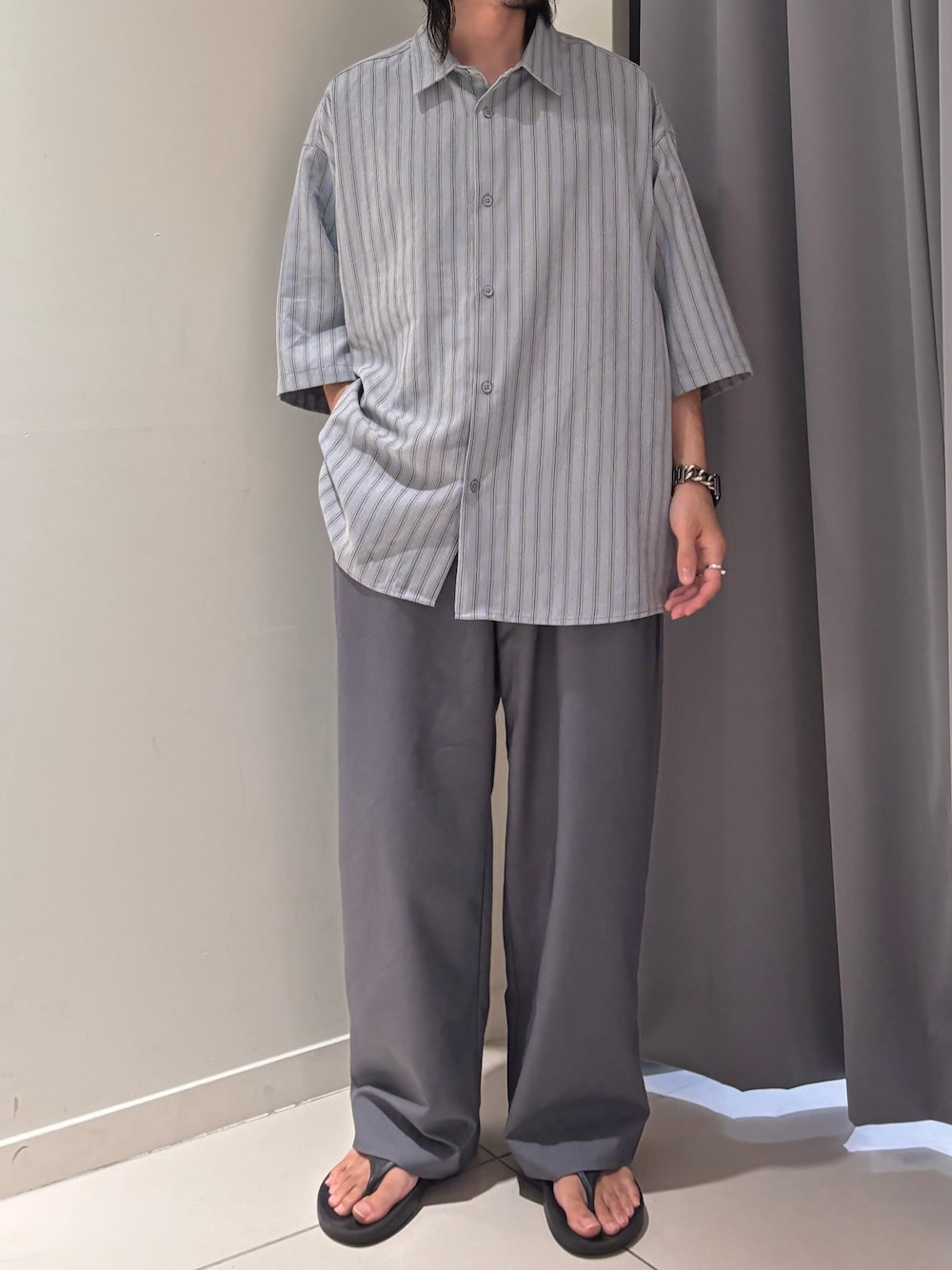 ブルー系のシャツ/ブラウス、グレー系のその他パンツを着用したメンズの夏コーディネートの1枚目の写真