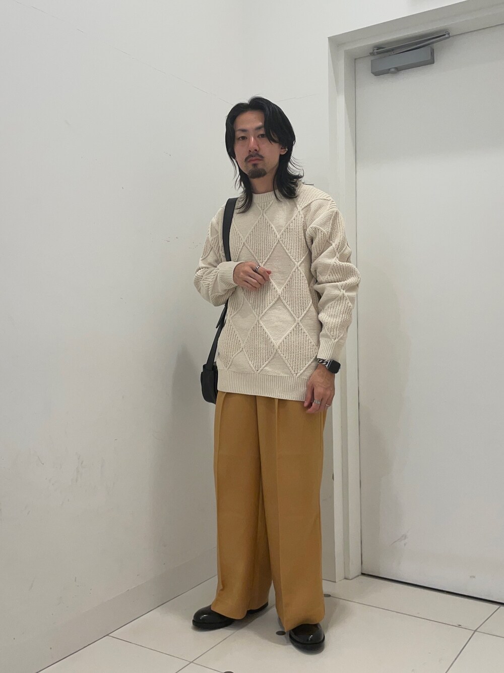 ホワイト系のニット/セーター、オレンジ系のその他パンツを着用したメンズの冬コーディネートの1枚目の写真