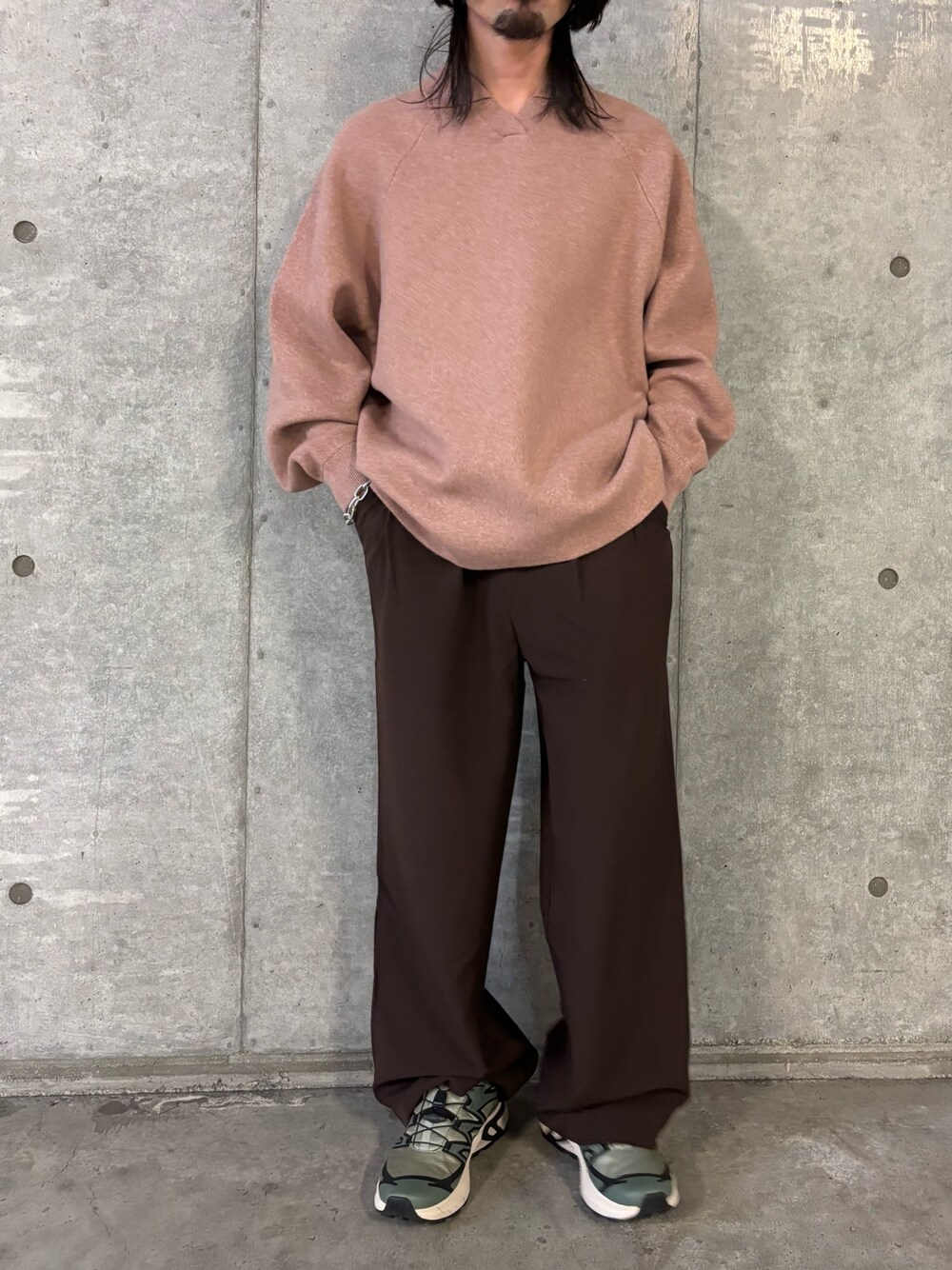 ピンク系のニット/セーター、ブラウン系のその他パンツを着用したメンズの秋コーディネートの1枚目の写真