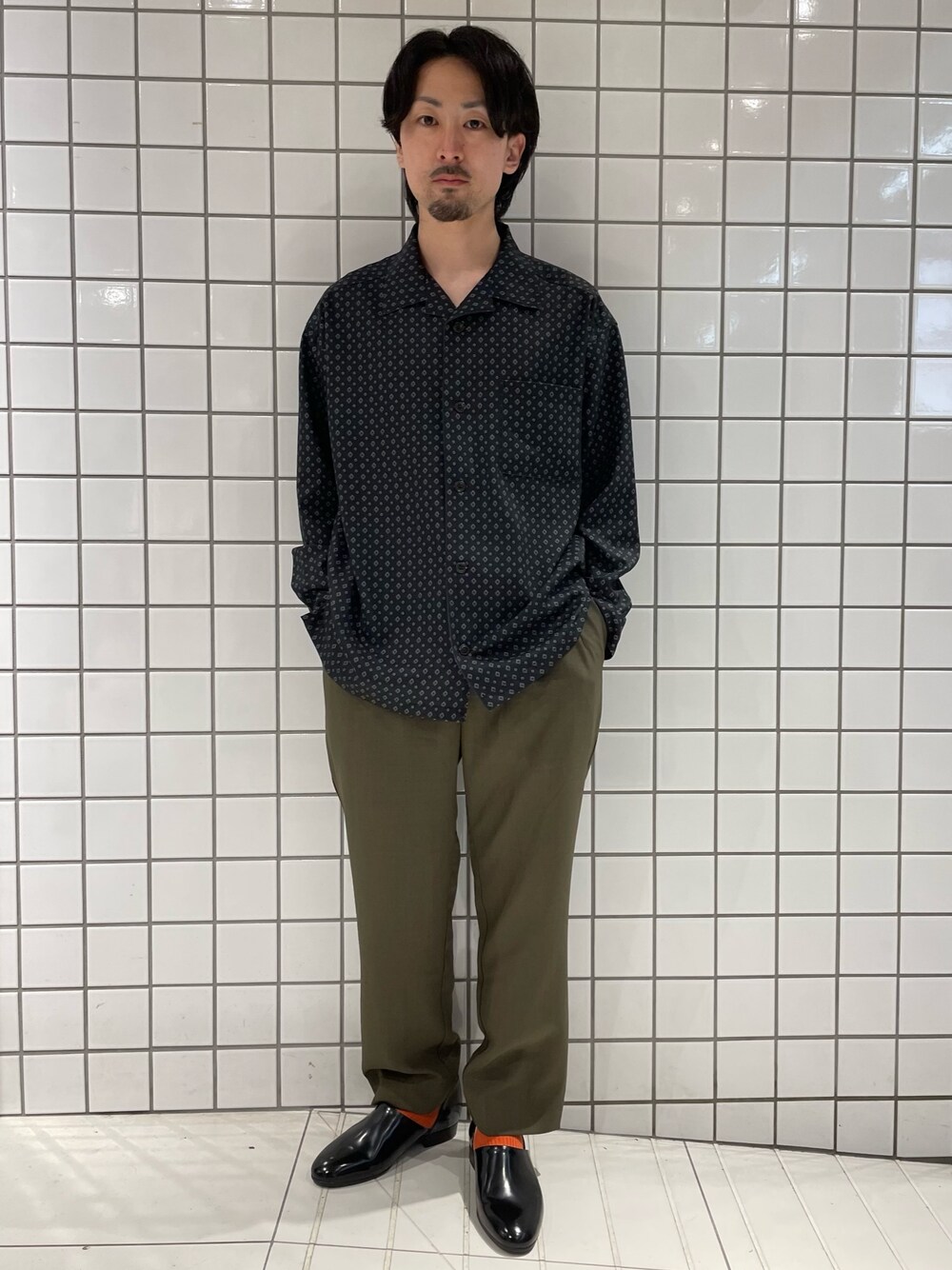 ブラック系のシャツ/ブラウス、グリーン系のスラックスを着用したメンズの春コーディネートの1枚目の写真