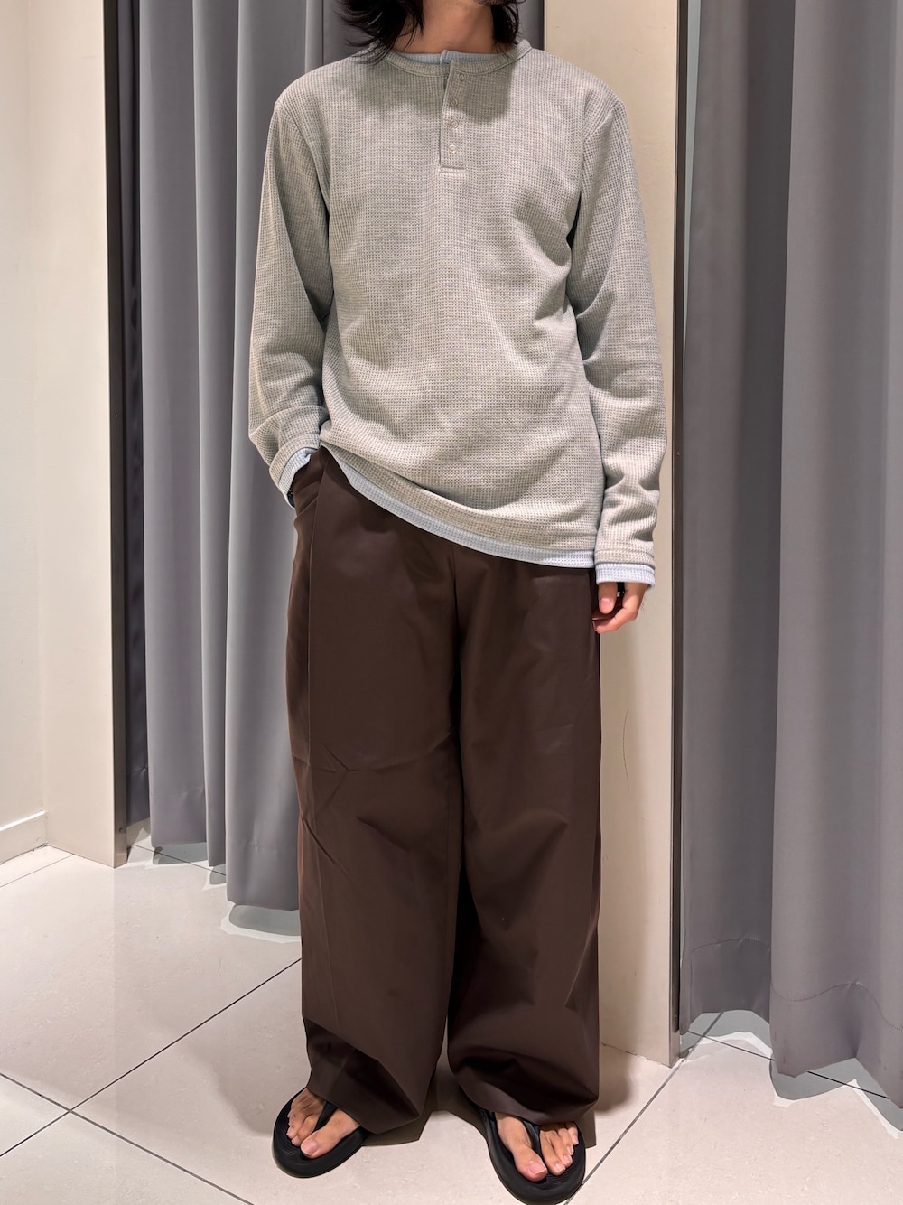 グレー系のTシャツ/カットソー、ブラウン系のその他パンツを着用したメンズの夏コーディネートの1枚目の写真