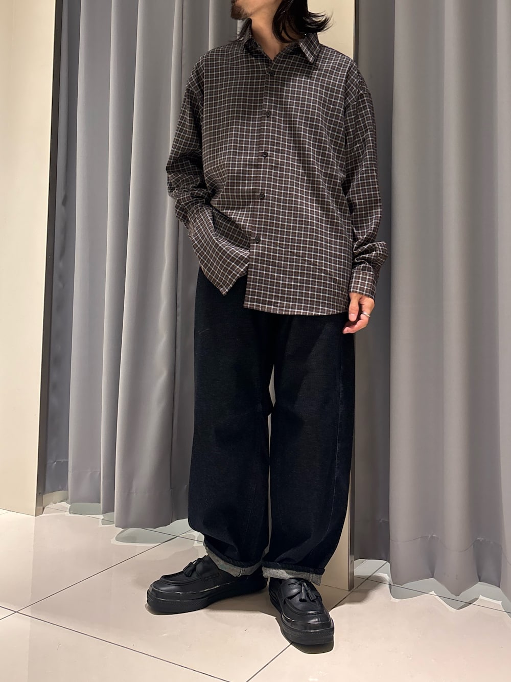ブルー系のデニムパンツ、ブラウン系のシャツ/ブラウスを着用したメンズの秋コーディネートの1枚目の写真