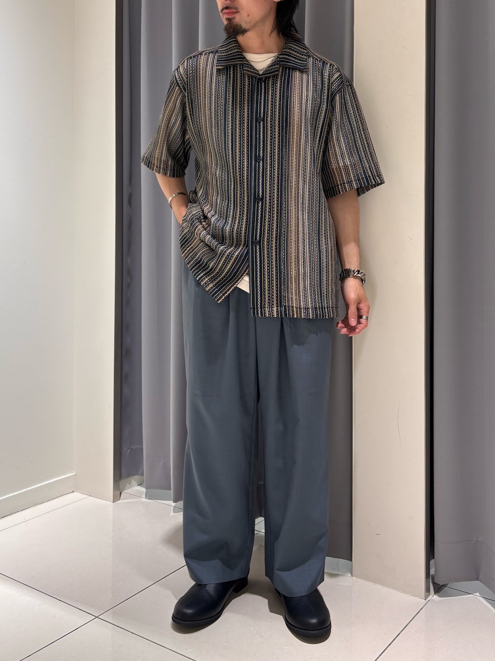 ブルー系のシャツ/ブラウス、ブルー系のその他パンツを着用したメンズの春コーディネートの1枚目の写真