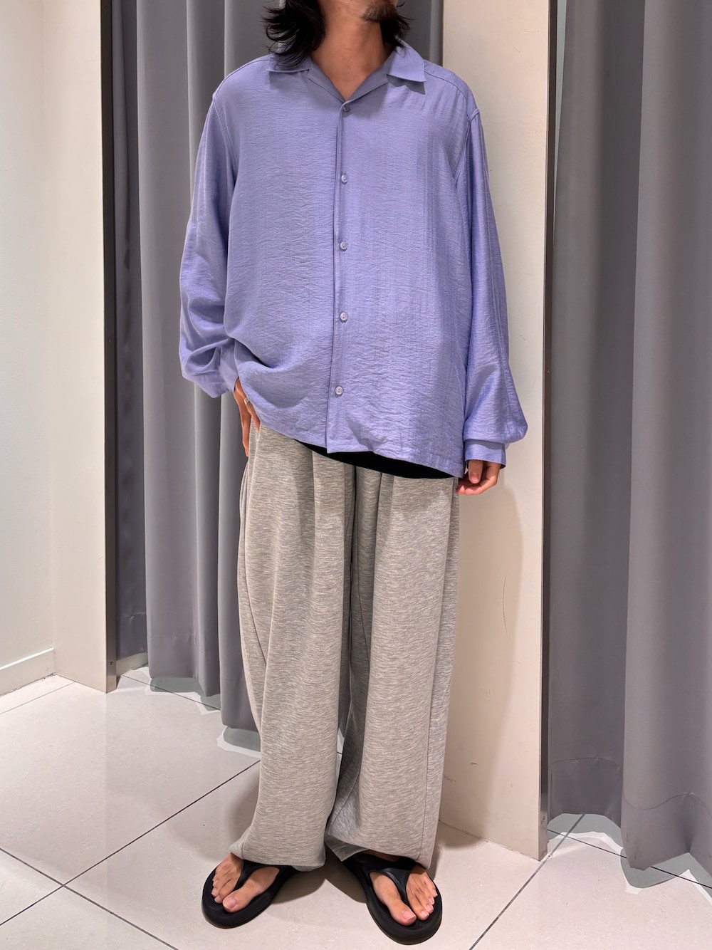 グレー系のその他パンツ、ブルー系のシャツ/ブラウスを着用したメンズの夏コーディネートの1枚目の写真