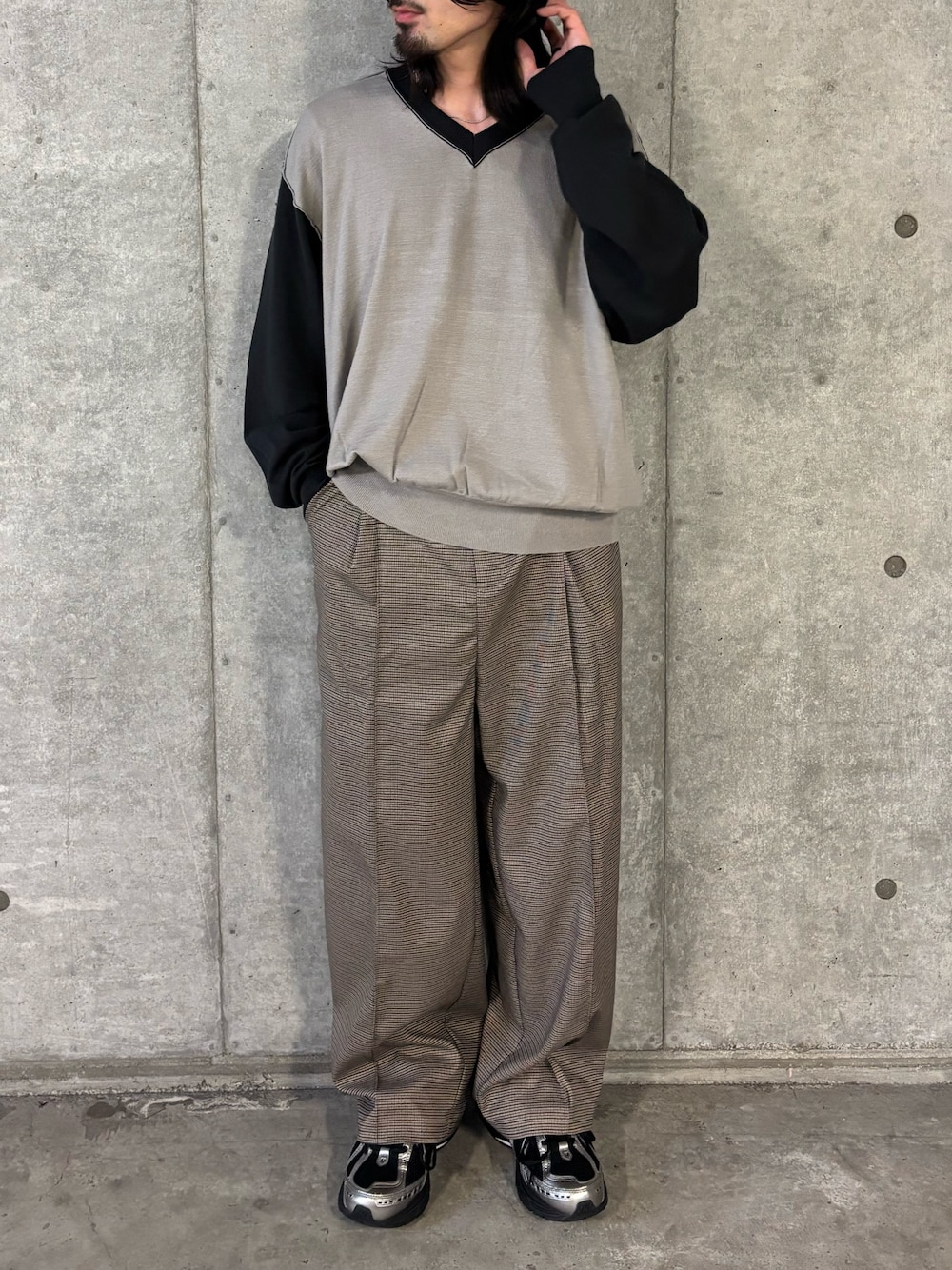 グレー系のニット/セーター、ブラウン系のその他パンツを着用したメンズの秋コーディネートの1枚目の写真