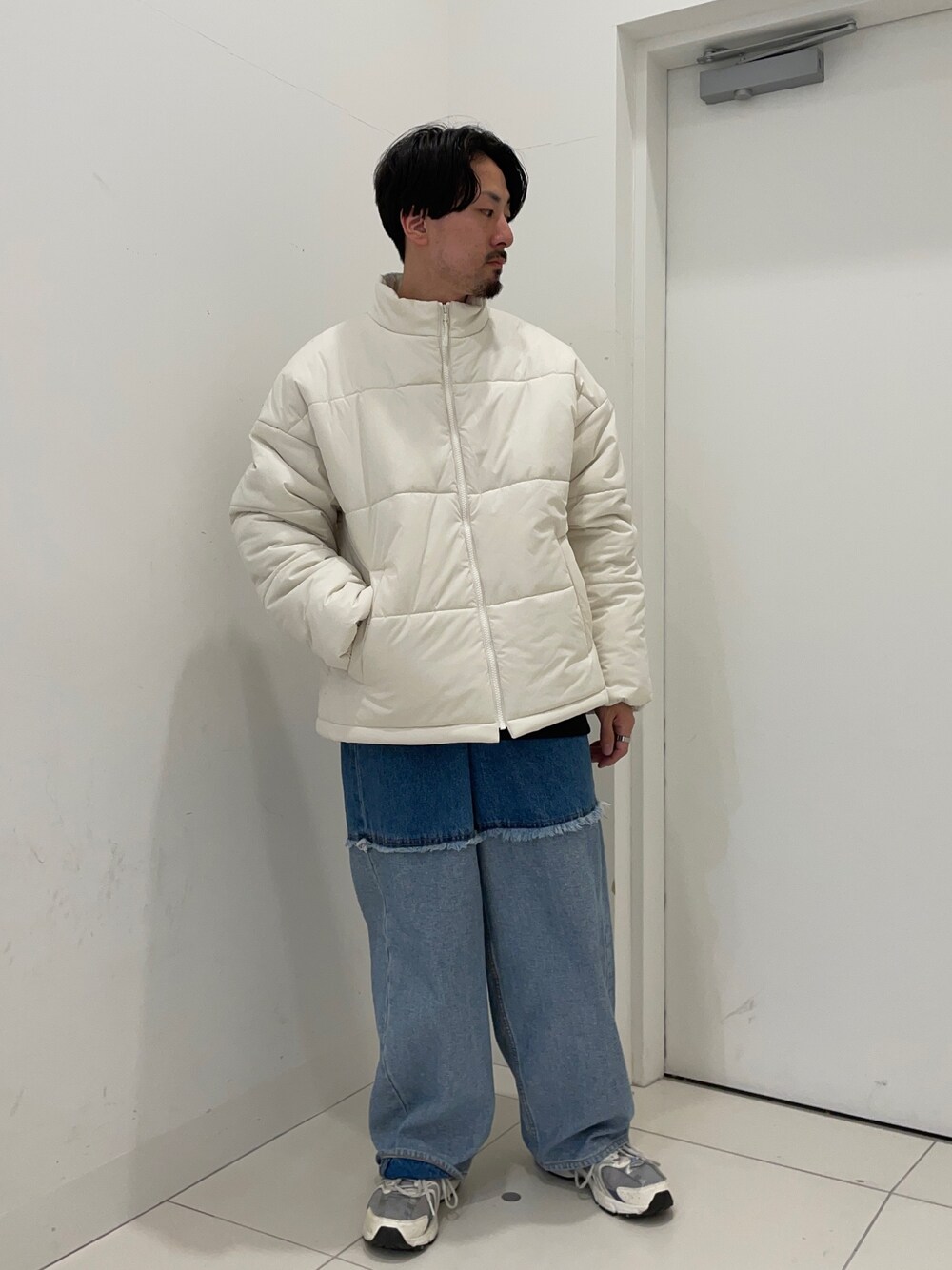 グレー系のダウンジャケット/コート、ブラック系のデニムパンツを着用したメンズの冬コーディネートの1枚目の写真