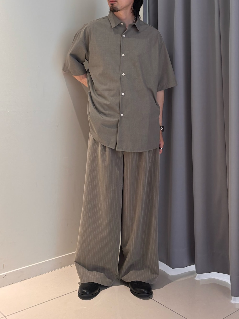 ベージュ系のシャツ/ブラウス、ベージュ系のその他パンツを着用したメンズの春コーディネートの1枚目の写真